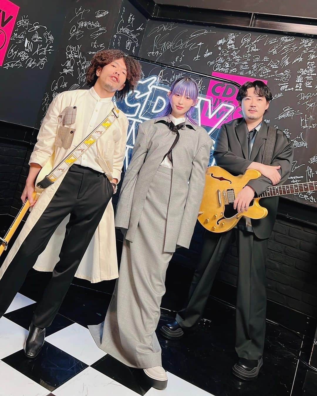 PORINのインスタグラム：「CDTV  「アイオライト」初歌唱 ありがとうございました！！ 宝石アイオライトをイメージした ヘアカラー、ネイル、リングでした！  セッション動画も見てね聴いてね🌿🌱」