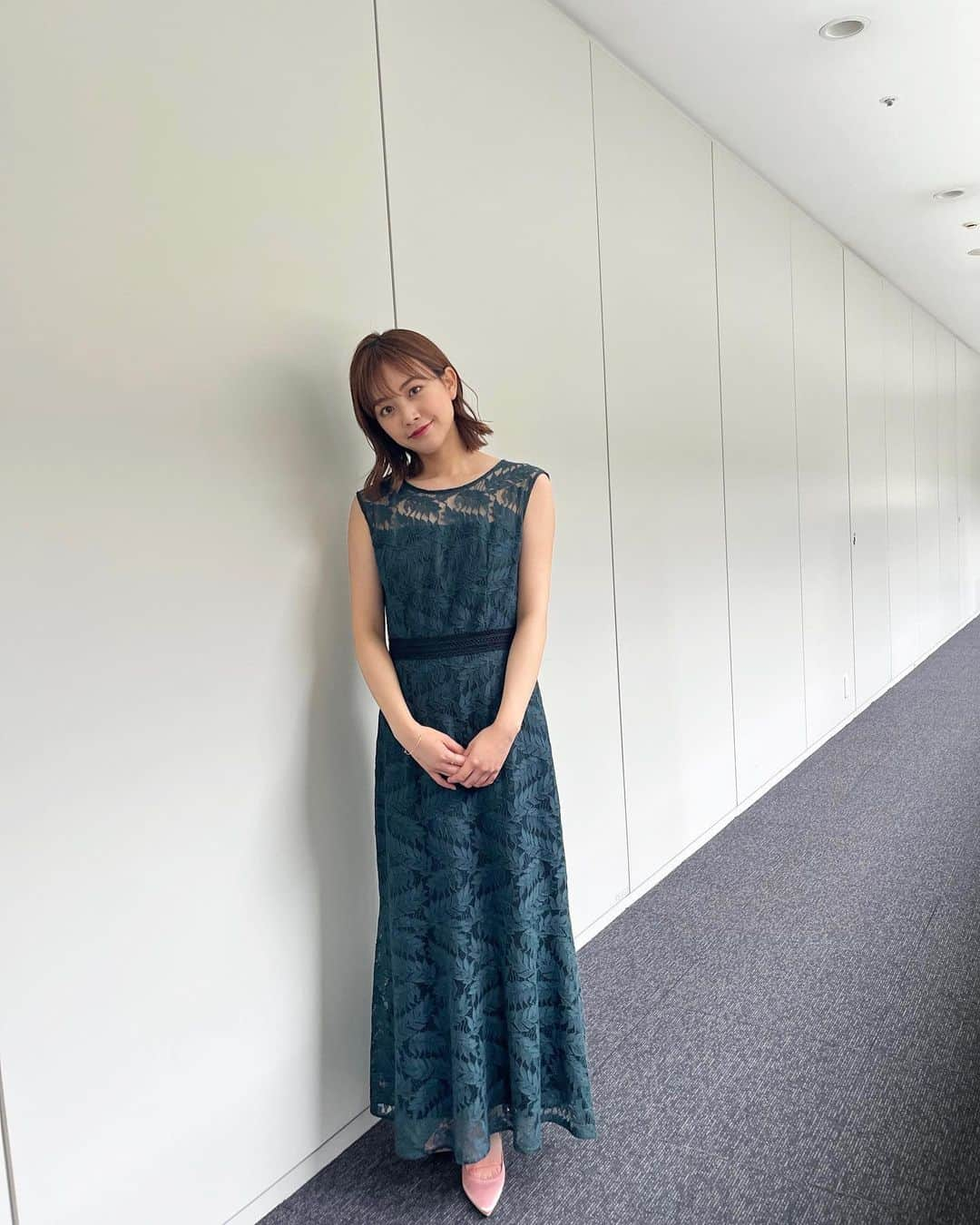 中川絵美里さんのインスタグラム写真 - (中川絵美里Instagram)「⚽️  Jリーグ30周年記念イベント 第一部、第二部ともに進行を務めさせていただきました。  第一部に行われたJ30ベストアウォーズ🏆 30年前の開会式を彷彿とさせる素晴らしい演出で幕を開け、Jリーグの歴史を語る上ではかかせない、数々の名シーンや選手の皆さんの表彰が行われました。  開幕時は10チームで始まったJリーグ。 オープニングで徐々に60チームに増えていく映像にグッとくるものがありました。  毎週、全国で当たり前のように各チームに情熱を注げているのは、発足前から立ち上がって一から創り上げた方々の努力と、それを絶やさず紡いでくださった地域と関係者の皆さんのご尽力あってこそ。そしてこの30年、毎度私たちを魅了する試合をみせてくださる各チームの皆さまに改めて感謝の気持ちでいっぱいです。  そんな記念すべき日の式典の進行を初代スーパーサッカーMC、生島ヒロシさんと担当させていただき、大変光栄でした🙇‍♀️  受賞されたクラブ、選手の皆さまおめでとうございます。 そして10年20年先のJリーグも変わらず楽しんでいきたいです！！  #jleague#jリーグの日#j30」5月16日 13時08分 - emiri_nakagawa