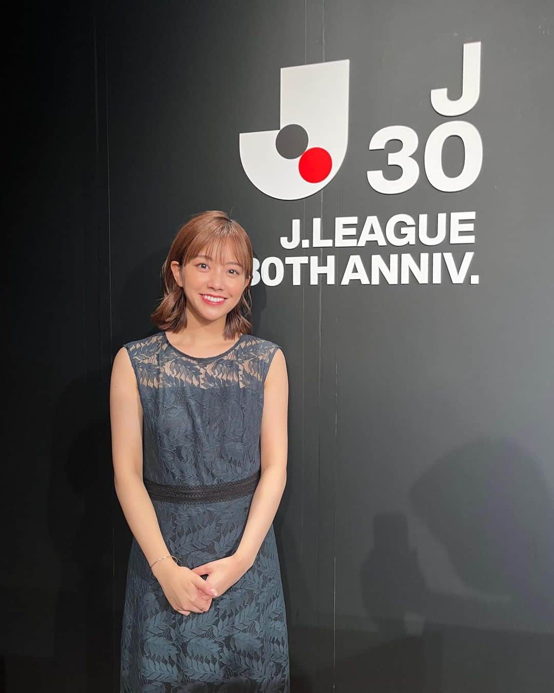 中川絵美里さんのインスタグラム写真 - (中川絵美里Instagram)「⚽️  Jリーグ30周年記念イベント 第一部、第二部ともに進行を務めさせていただきました。  第一部に行われたJ30ベストアウォーズ🏆 30年前の開会式を彷彿とさせる素晴らしい演出で幕を開け、Jリーグの歴史を語る上ではかかせない、数々の名シーンや選手の皆さんの表彰が行われました。  開幕時は10チームで始まったJリーグ。 オープニングで徐々に60チームに増えていく映像にグッとくるものがありました。  毎週、全国で当たり前のように各チームに情熱を注げているのは、発足前から立ち上がって一から創り上げた方々の努力と、それを絶やさず紡いでくださった地域と関係者の皆さんのご尽力あってこそ。そしてこの30年、毎度私たちを魅了する試合をみせてくださる各チームの皆さまに改めて感謝の気持ちでいっぱいです。  そんな記念すべき日の式典の進行を初代スーパーサッカーMC、生島ヒロシさんと担当させていただき、大変光栄でした🙇‍♀️  受賞されたクラブ、選手の皆さまおめでとうございます。 そして10年20年先のJリーグも変わらず楽しんでいきたいです！！  #jleague#jリーグの日#j30」5月16日 13時08分 - emiri_nakagawa