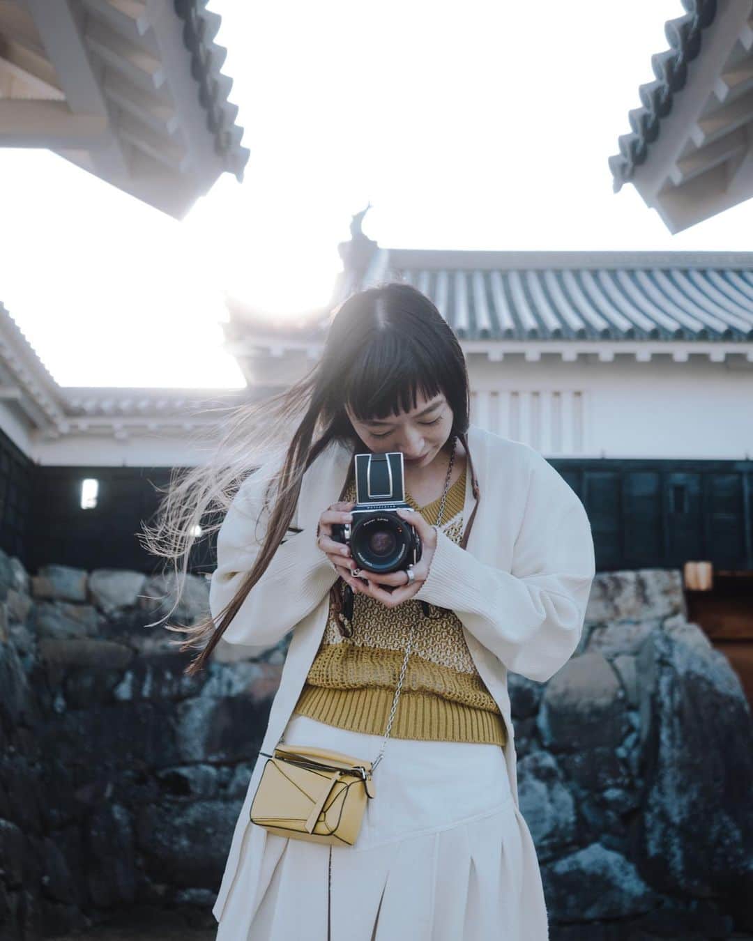 市川渚のインスタグラム：「先日の松本出張、取材おわりに井上さん @_______life_ のHasselbladで3人でヒャッハー！してた時の。保井さん @_tuck4 が撮ってくれていた😌   ハッセルは初めて触ったのだけれど、ファインダーの先に広がるものがまず、別世界でおどろく。  覗いた瞬間子どもの頃家にあったウレキサイト（通称テレビ石ってやつ）を通して見たものを思い出した🧊写すものが浮き出す、その立体感。  簡単に使いこなせる道具では決して無いけれど、それ以上に使い手のアティチュードをもガラリと変えてしまう特別な道具感があった。一瞬触れただけでも、それが伝わってくるというか。  別格のカメラだったなあ。」