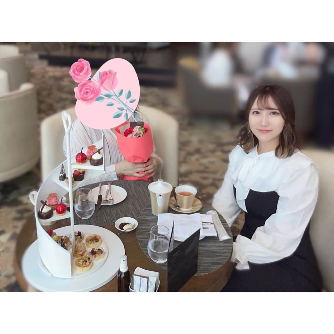 西澤瑠莉奈さんのインスタグラム写真 - (西澤瑠莉奈Instagram)「． ． Happy mother's day🌹 ． 先日は母の日だったので1日遅れて コンラッド大阪のアフタヌーンティーと 美容皮膚科の施術をプレゼントしました✨ もちろんカーネーションのお花も💐 ． アフタヌーンティーはとても景色が良く 空も綺麗に晴れてくれていて お料理もとても美味しかったです🍒 ． 美容皮膚科は今回はカウンセリングしていただき 肌診断をしていただいたよ〜！ お肌の悩みに合わせてドクターズコスメもプレゼント🎁 ． 兄弟で1番私が母に迷惑も心配もかけまくりで 育ててもらった自覚があるので 少しずつ恩返しして行きたいなぁ🥲 ． いつまでも元気に楽しく過ごしてください🫶 ． ． #母の日 #mothersday #コンラッド大阪 #コンラッド大阪アフタヌーンティー #チェリーアフタヌーンティー #🍒 #大阪 #美容皮膚科 #visia #肌診断 #ドクターズコスメ #ガウディスキン  ．」5月16日 13時10分 - rurina_nishizawa