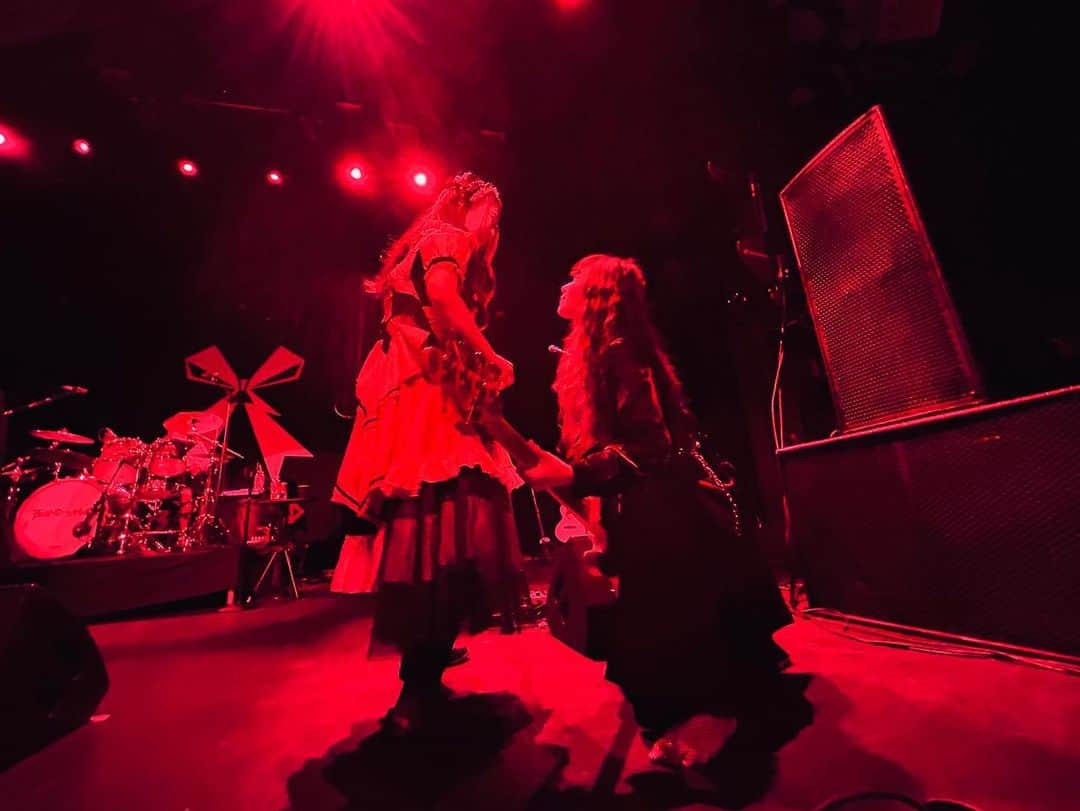 BAND-MAIDさんのインスタグラム写真 - (BAND-MAIDInstagram)「[Gratitude🔥] "BAND-MAID 10TH ANNIV. TOUR in North America" at Emo's in Austin has ended.  Thank you for coming everyone!!    Thanks also to "SHADOW CLIQ" for performing for two days!!  The next show will be at "Welcome to Rockville Fes" in on May 18.  bandmaid.tokyo/contents/617485  #bandmaid #Austin」5月16日 13時12分 - bandmaid.jp