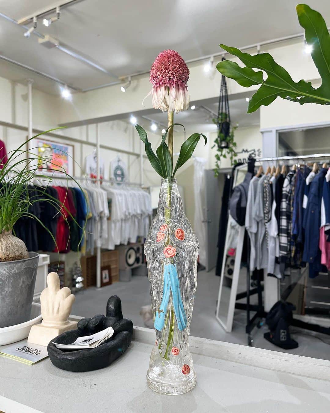 ジャムルのインスタグラム：「OPEN UNTIL 7:00PM . Saint Mary flower vase . #お問い合わせはお電話で承ります #jammru #osaka  #fashion  #streetstyle  #streetfashion  #vtg  #vintage  #used  #usedclothing  #古着 #古着屋 #ファッション #70s #80s #90s」