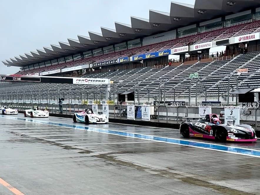 笠原美香さんのインスタグラム写真 - (笠原美香Instagram)「🏎️💨 インタープロトシリーズ/KYOJOCUP 2023シーズン開幕しました！！！  開幕戦は IPSジェントルマン、プロフェッショナル、KYOJO 全てのスタート直前グリッドリポート させていただきました🎤 短い時間で全車紹介しておりますが ジェントルマンレース では最後尾まで行けず... 楽しみにしてくださっていたのに申し訳ないです🙇‍♂️  レース直前の緊張感と始まるワクワク感。 落ちつけと思いつつ、 興奮を抑えられない開幕リポートとなっていたかもしれません🙏  時折太陽が見えたりと天気もつかなーと思いつつ... やっぱりの☔️！！！ 晴れでみたいけど雨のレースも迫力があるし 何か起きる率...高まるんだなっ🫣 実際にレースすごかったよね🙌💦 ぜひ、YouTubeのアーカイブみてほしいです！  ちなみにKYOJOの動画最後には馬場さんのおっかけ付き！ めっちゃ臨場感あって💕  今年はイベントも昨年以上に充実もしていますし🤗  ぜひサーキットへ✨  #ips#kyojo#インタープロト #モータースポーツ#レース観戦#スポーツ観戦」5月16日 13時14分 - mika.k419