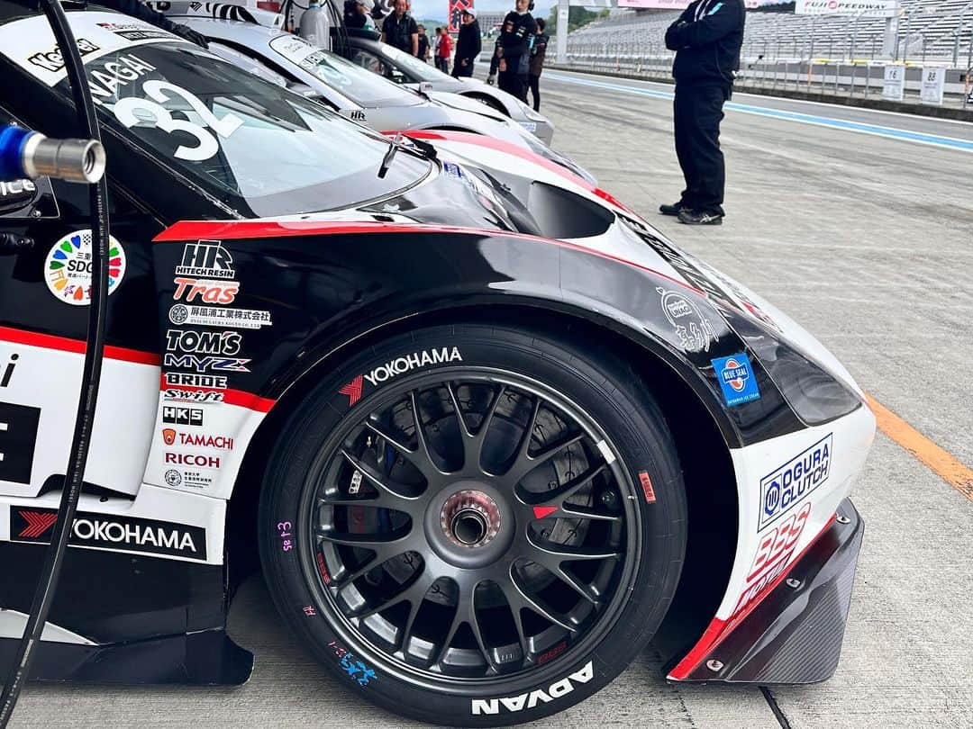 笠原美香さんのインスタグラム写真 - (笠原美香Instagram)「🏎️💨 インタープロトシリーズ/KYOJOCUP 2023シーズン開幕しました！！！  開幕戦は IPSジェントルマン、プロフェッショナル、KYOJO 全てのスタート直前グリッドリポート させていただきました🎤 短い時間で全車紹介しておりますが ジェントルマンレース では最後尾まで行けず... 楽しみにしてくださっていたのに申し訳ないです🙇‍♂️  レース直前の緊張感と始まるワクワク感。 落ちつけと思いつつ、 興奮を抑えられない開幕リポートとなっていたかもしれません🙏  時折太陽が見えたりと天気もつかなーと思いつつ... やっぱりの☔️！！！ 晴れでみたいけど雨のレースも迫力があるし 何か起きる率...高まるんだなっ🫣 実際にレースすごかったよね🙌💦 ぜひ、YouTubeのアーカイブみてほしいです！  ちなみにKYOJOの動画最後には馬場さんのおっかけ付き！ めっちゃ臨場感あって💕  今年はイベントも昨年以上に充実もしていますし🤗  ぜひサーキットへ✨  #ips#kyojo#インタープロト #モータースポーツ#レース観戦#スポーツ観戦」5月16日 13時14分 - mika.k419