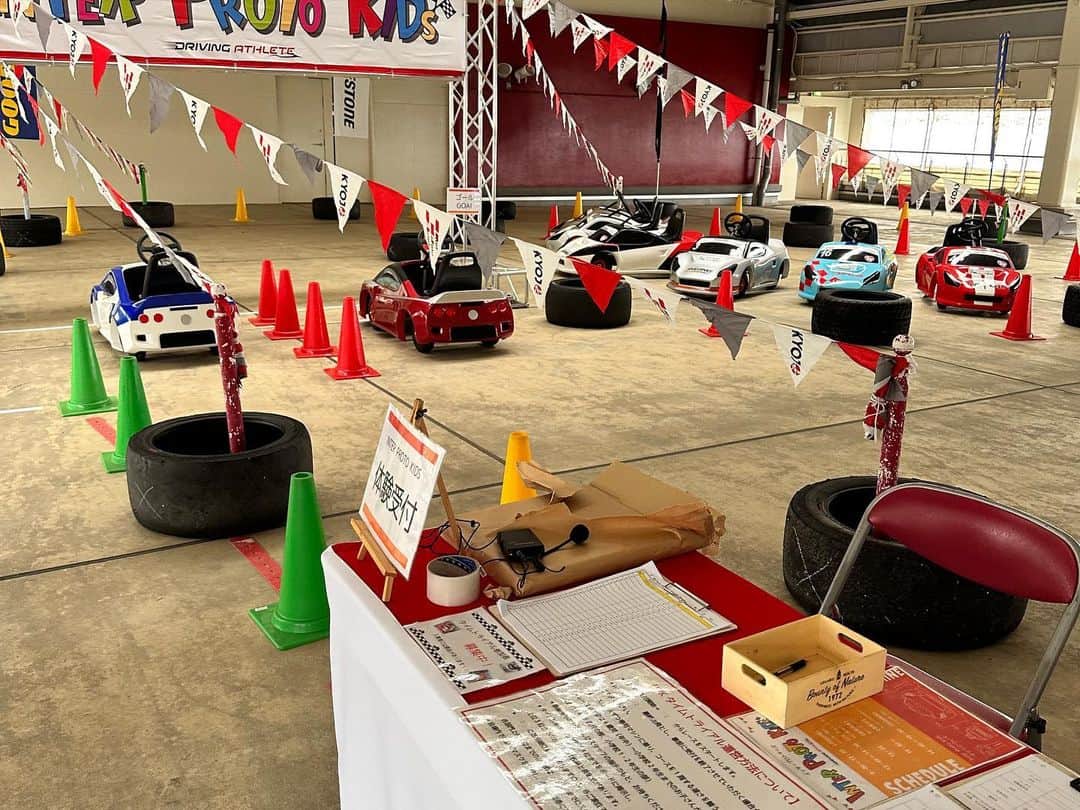 笠原美香さんのインスタグラム写真 - (笠原美香Instagram)「🏎️💨 インタープロトシリーズ/KYOJOCUP 2023シーズン開幕しました！！！  開幕戦は IPSジェントルマン、プロフェッショナル、KYOJO 全てのスタート直前グリッドリポート させていただきました🎤 短い時間で全車紹介しておりますが ジェントルマンレース では最後尾まで行けず... 楽しみにしてくださっていたのに申し訳ないです🙇‍♂️  レース直前の緊張感と始まるワクワク感。 落ちつけと思いつつ、 興奮を抑えられない開幕リポートとなっていたかもしれません🙏  時折太陽が見えたりと天気もつかなーと思いつつ... やっぱりの☔️！！！ 晴れでみたいけど雨のレースも迫力があるし 何か起きる率...高まるんだなっ🫣 実際にレースすごかったよね🙌💦 ぜひ、YouTubeのアーカイブみてほしいです！  ちなみにKYOJOの動画最後には馬場さんのおっかけ付き！ めっちゃ臨場感あって💕  今年はイベントも昨年以上に充実もしていますし🤗  ぜひサーキットへ✨  #ips#kyojo#インタープロト #モータースポーツ#レース観戦#スポーツ観戦」5月16日 13時14分 - mika.k419