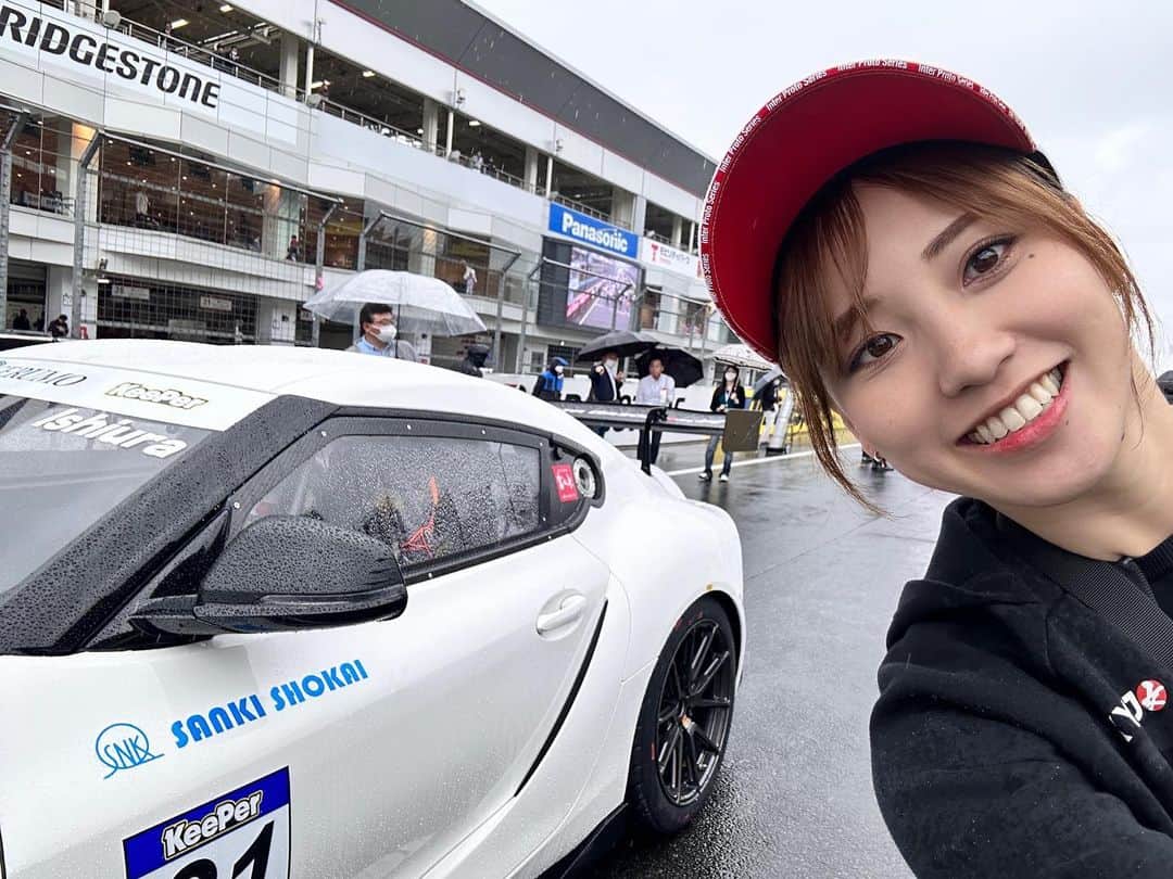 笠原美香さんのインスタグラム写真 - (笠原美香Instagram)「🏎️💨 インタープロトシリーズ/KYOJOCUP 2023シーズン開幕しました！！！  開幕戦は IPSジェントルマン、プロフェッショナル、KYOJO 全てのスタート直前グリッドリポート させていただきました🎤 短い時間で全車紹介しておりますが ジェントルマンレース では最後尾まで行けず... 楽しみにしてくださっていたのに申し訳ないです🙇‍♂️  レース直前の緊張感と始まるワクワク感。 落ちつけと思いつつ、 興奮を抑えられない開幕リポートとなっていたかもしれません🙏  時折太陽が見えたりと天気もつかなーと思いつつ... やっぱりの☔️！！！ 晴れでみたいけど雨のレースも迫力があるし 何か起きる率...高まるんだなっ🫣 実際にレースすごかったよね🙌💦 ぜひ、YouTubeのアーカイブみてほしいです！  ちなみにKYOJOの動画最後には馬場さんのおっかけ付き！ めっちゃ臨場感あって💕  今年はイベントも昨年以上に充実もしていますし🤗  ぜひサーキットへ✨  #ips#kyojo#インタープロト #モータースポーツ#レース観戦#スポーツ観戦」5月16日 13時14分 - mika.k419