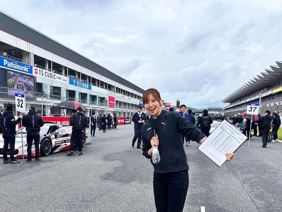 笠原美香のインスタグラム：「🏎️💨 インタープロトシリーズ/KYOJOCUP 2023シーズン開幕しました！！！  開幕戦は IPSジェントルマン、プロフェッショナル、KYOJO 全てのスタート直前グリッドリポート させていただきました🎤 短い時間で全車紹介しておりますが ジェントルマンレース では最後尾まで行けず... 楽しみにしてくださっていたのに申し訳ないです🙇‍♂️  レース直前の緊張感と始まるワクワク感。 落ちつけと思いつつ、 興奮を抑えられない開幕リポートとなっていたかもしれません🙏  時折太陽が見えたりと天気もつかなーと思いつつ... やっぱりの☔️！！！ 晴れでみたいけど雨のレースも迫力があるし 何か起きる率...高まるんだなっ🫣 実際にレースすごかったよね🙌💦 ぜひ、YouTubeのアーカイブみてほしいです！  ちなみにKYOJOの動画最後には馬場さんのおっかけ付き！ めっちゃ臨場感あって💕  今年はイベントも昨年以上に充実もしていますし🤗  ぜひサーキットへ✨  #ips#kyojo#インタープロト #モータースポーツ#レース観戦#スポーツ観戦」