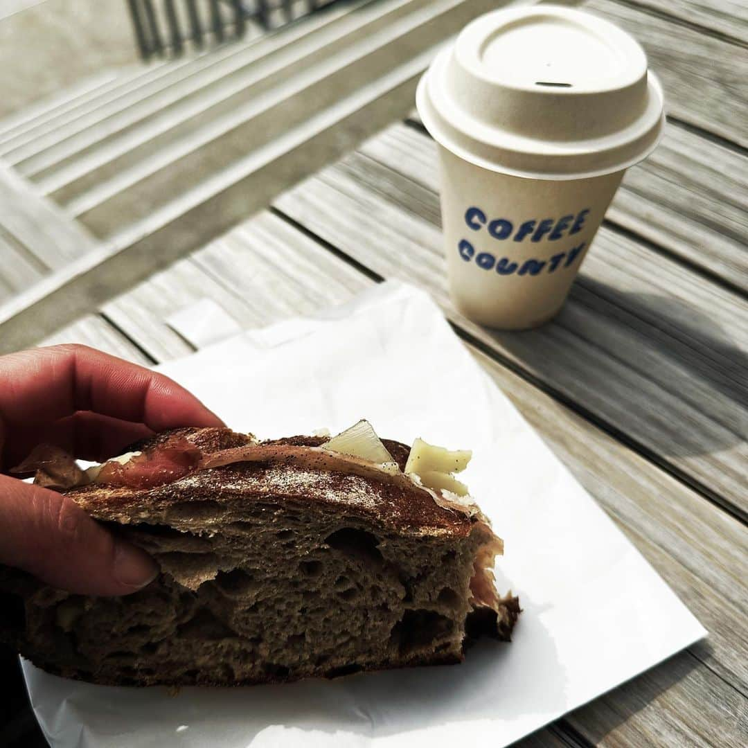 畑中奈緒美さんのインスタグラム写真 - (畑中奈緒美Instagram)「• 🥖☕️🌴  パンを一口食べて思わず『うんまっ！』って声が出てしまった。 後ろにカップルがいてすごく恥ずかしかったよ😌  #なおみさんぽ」5月16日 13時16分 - hatanaka_naomi