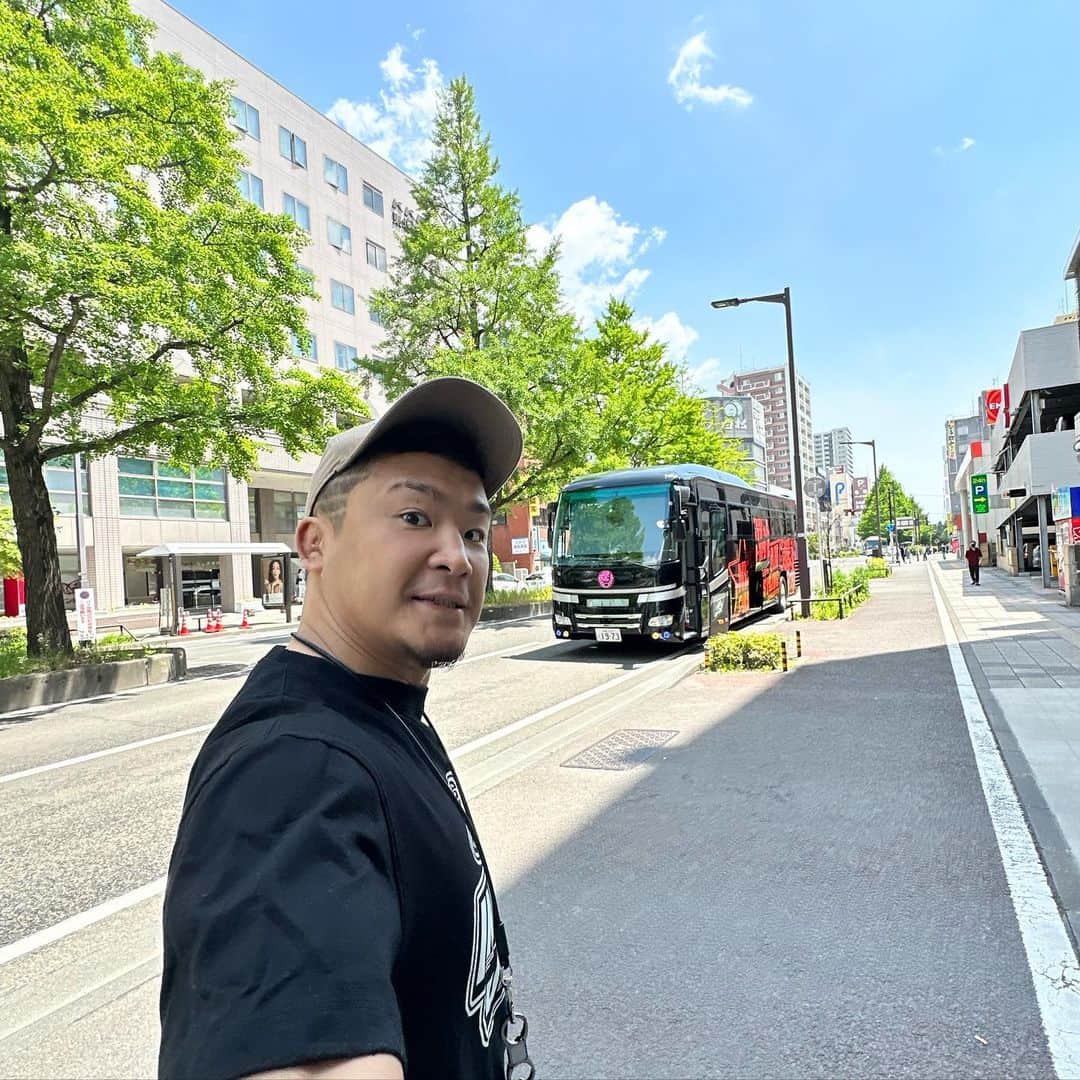 KUSHIDAのインスタグラム：「Intergalactic JET SETTERS Tshirts New Arrival🛸 #oretachiwatuyoi @jet2flyy @njpwworld_official」