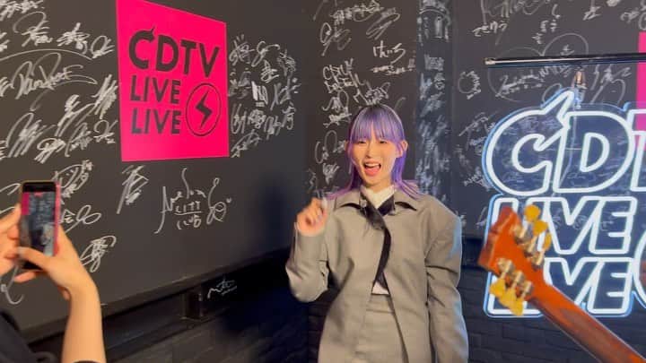 のインスタグラム：「⁡ 昨夜は「CDTV ライブ！ライブ！」でした💎 パフォーマンスさせていただいた「アイオライト」が挿入歌のドラマ「王様に捧ぐ薬指」第5話は今夜10時放送！ ⁡ CDTVお馴染みのサイン動画を別角度からお届け🎥 ⁡ YouTubeチャンネルにアップした「アイオライト」のスペシャルセッション動画もぜひご覧くださいね。 ⁡ ▼Awesome City Club / アイオライト (Special session) https://youtu.be/8MeOPpFqYEc ⁡ ▼Awesome City Club「アイオライト」 TBS系火曜ドラマ『王様に捧ぐ薬指』挿入歌 https://ACC.lnk.to/iolite ⁡ ▼LIVE INFO 2023.6.17 さよなら中野サンプラザ音楽祭（ワンマン公演） Open 17:00 / Start 18:00 チケット一般発売中 https://sayonaranakanosunplaza.com/」