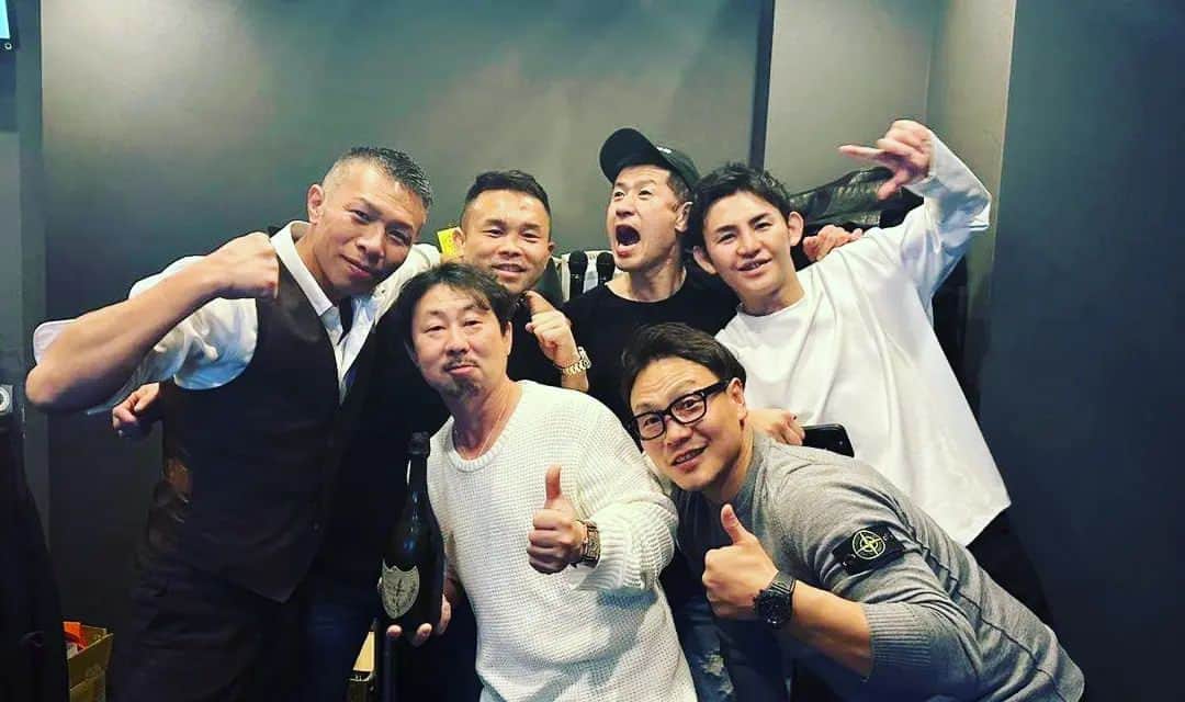 緑川創のインスタグラム：「前に内山さんの会員制バーに😆  めちゃくちゃ楽しかった！！笑  みんなで最高✨  内山さん色々ありがとうございます。 内山さんが自分の引退試合で初キック解説していただけて最高でした！！  中鉢社長、石井さん、ありがとうごさいましたm(__)m」