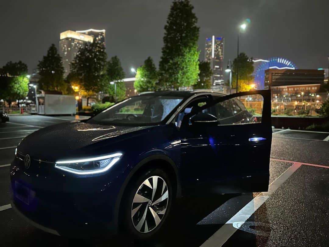 山縣亮太のインスタグラム：「5/16 【VW ID.4】  雨の夜ドライブっていいよね。 いつもより夜景が輝いて見える。 母の好きなミスチルの歌にそんな歌詞があったような、、  ヘッドライトと扉開けた時のライトがかっこよくてお気に入り👍  #vw #Volkswagen #ID4 #ブランドアンバサダー #PR」
