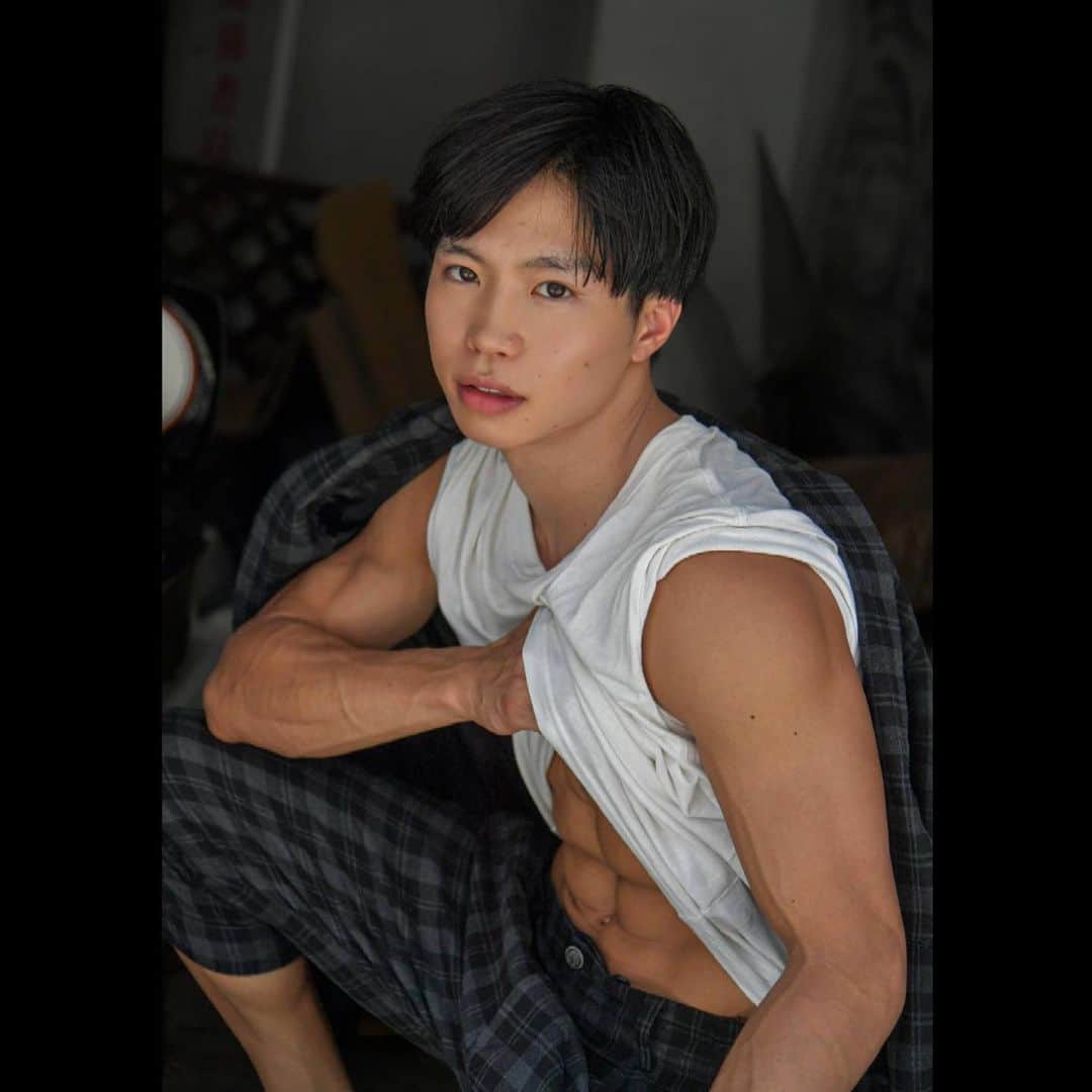 梶原颯さんのインスタグラム写真 - (梶原颯Instagram)「💪💪🔧💪💪 Ph @portrait_tsuyoshi #abs #筋肉 ...