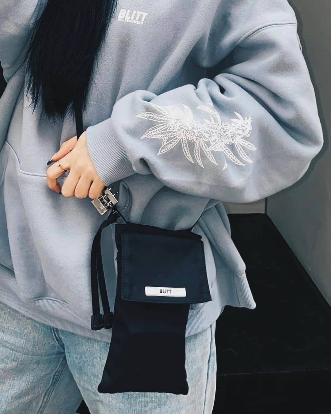 藤川ありすのインスタグラム：「やっとあったかくなってきた! あったかい日はなるべく手ぶらで歩きたい。 @blitt_official のショルダーポーチが大活躍♪  #BLITT」