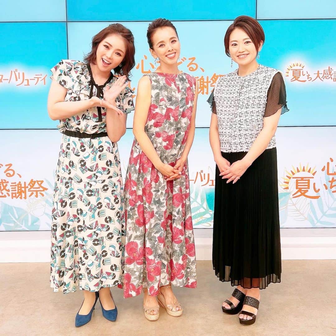 近藤英恵のインスタグラム：「大好きな先輩🙌 北條キャスト、密本キャストと ショップチャンネルの夏イチ🌻🌴🌈  楽しくて刺激的な1時間でした✨ ご覧くださった方、 ご購入くださった方、 ありがとうございました😊💓  #ショップチャンネル#夏イチ大感謝祭#夏イチ#🌻#トリプルキャスト#勤務先#イベント#楽しかった#🤩#🙌」