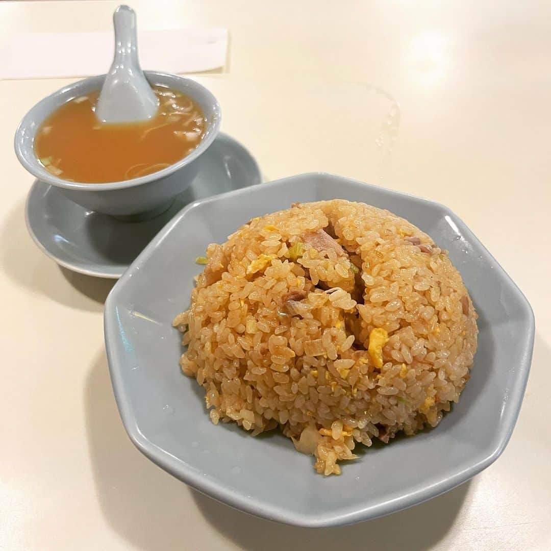 渡辺祐のインスタグラム：「神楽坂「龍朋」たまには他のものをと思いながら坂の途中で立ち止まりつつ、やっぱり #チャーハン だったオレ。雨まじりの日は行列があまりなくて正解。そして #東西線に乗ると大学に行ってた頃がフラッシュバックしてお腹が痛い（笑）」
