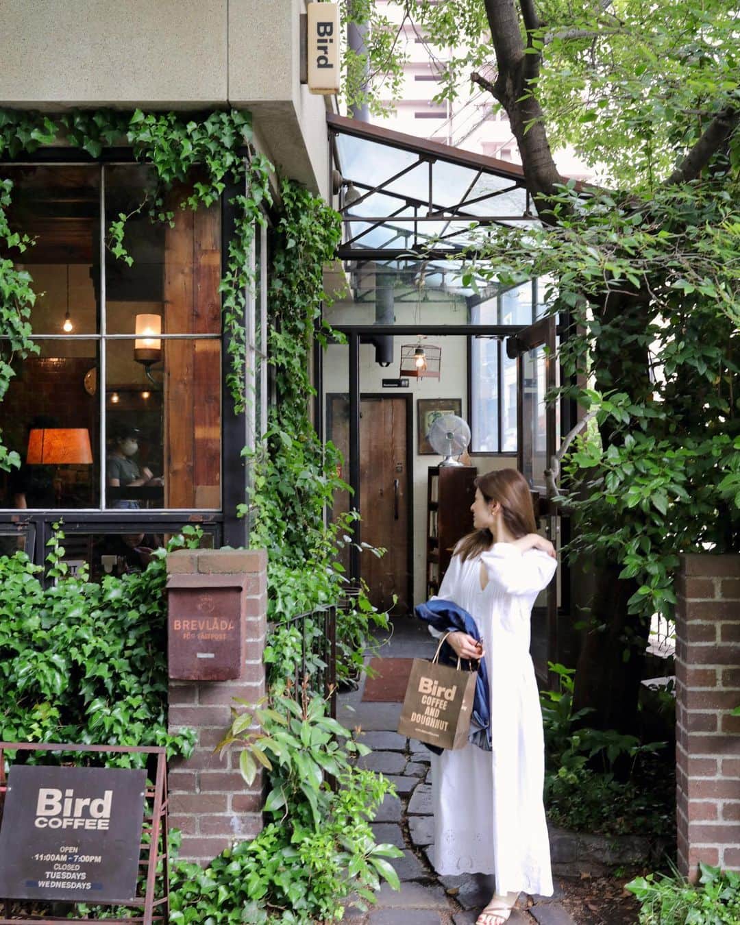 のインスタグラム：「. ずっと行きたかった @bird_coffee_osaka  雰囲気がとっても良かった🕊  時間がタイトすぎてものの30分もいれなかった気がしますが。 またドーナツ食べに行こう🍩  #それにしてもピントどこいった #急ぎすぎ #birdcoffee #バードコーヒー #truckfurniture #cafe #osakacafe #osaka #japan」