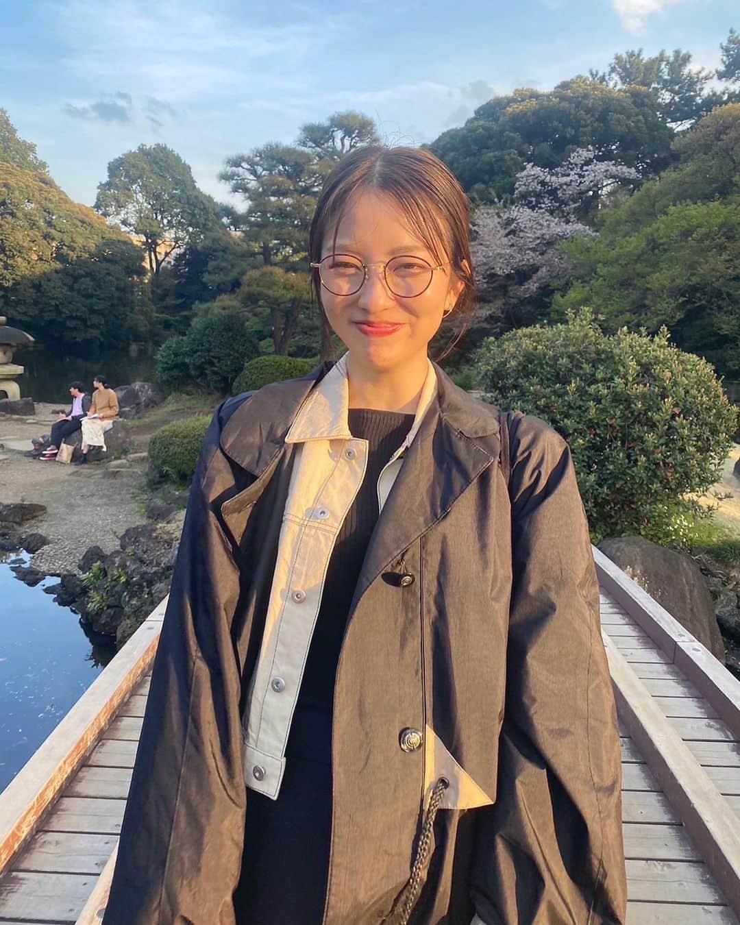 のインスタグラム：「舞台「#ある風景」のチケットが、 本日10:00より発売開始されましたー！🚩  URLはストーリーに貼ってあります。 小島扱いのページらしい🫨🌿  あと今回は プレミアムチケットもあり、  特典は最前列席と、 公演台本（QRコード）📖です。  貴重ですね。  そちらは 数が少ないそうなのでお早めに お求めくださいませ🦧🌳  来月6/19〜25、 座高円寺１にてお待ちしております。  写真は全然関係ない ４月の思い出　with かもちゃんです🌸」