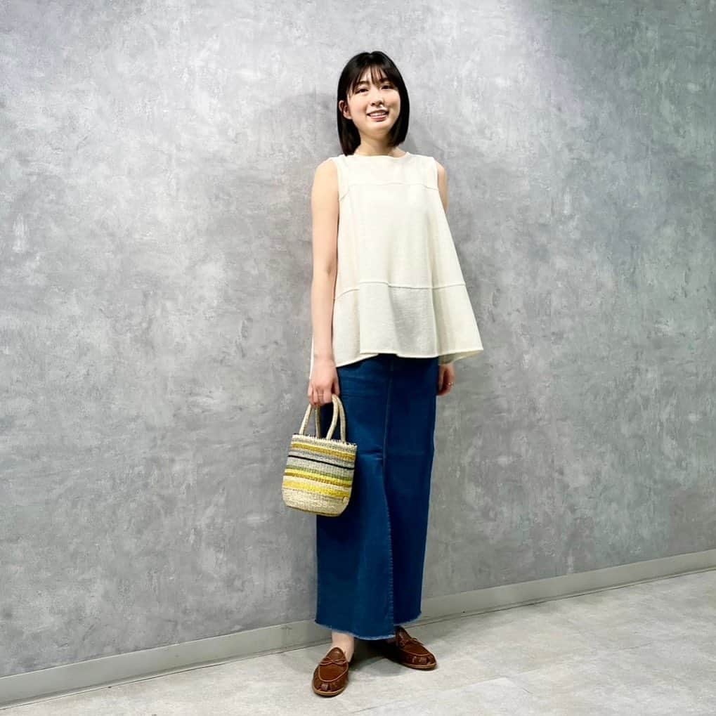 デミルクス ビームス 新宿のインスタグラム：「. 【ルミネカード 10%OFFキャンペーンまであと2日‼️】 . 今日から一段と暑い日が増えてきそうですね☀️ . そんな時におすすめのアイテム2選をご紹介します✨ . ①〜④枚目 Demi-Luxe BEAMS / ラッセルメッシュノースリーブプルオーバー (64-04-305-461 ¥9,900-)  ⑤〜⑦枚目 (Demi-Luxe BEAMS / スリットネックポンチョ 64-01-67-163 ¥17,600-) . .」