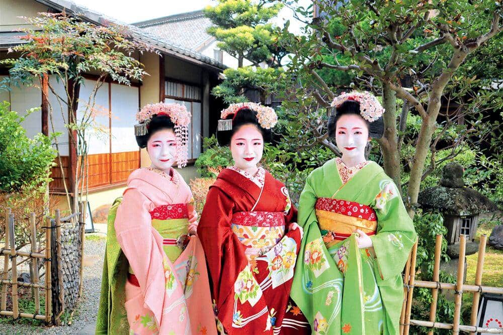 INSIDE FUJINGAHOさんのインスタグラム写真 - (INSIDE FUJINGAHOInstagram)「【参加者募集中！】開業35周年を迎える「京都ブライトンホテル」。ホテルでの宿泊と、文化的体験イベントがセットになった「京都ブライトンホテルの文化サロン～約450年前、秀吉時代の一大アミューズメントパークへ」を開催します。 第1回目となる今回は、“天神さん”として親しまれる「北野天満宮」と、秀吉主催の北野大茶湯の伝統をつなぐ、お茶ゆかりの街で最古の花街として知られる「上七軒」にご案内します。  北野天満宮では国宝御本殿への正式参拝を行ったあと、史跡御土居（おどい）のもみじ苑でのたっぷりと、青もみじを鑑賞いただきます。 その後、上七軒へ移動し、界隈の歴史を訪ねながら歌舞練場へ。 普段は立ち入ることのできない大広間で、芸舞妓さんによるお点前で一服いただいたあと、この地の伝統をいまに伝える「老舗 老松」当主の太田達さん、北野天満宮・禰宜の東川楠彦さん、芸妓の梅葉さんによる貴重なお話を伺います。 また、上七軒の料理店からの仕出しをいただきながら、記念撮影ができる時間も用意されています。 歴史に触れ、文化的で知的な「好奇心と食欲が満たされる1泊2日の旅」にぜひご参加ください。  「京都ブライトンホテル」開業35周年記念イベント 「天神さんと上七軒」をめぐる旅 日時：2023年6月27日（火）、28日（水） 会場：京都ブライトンホテル 　	京都府京都市上京区新町通中立売（御所西） 募集人数：40名 料金：58,000円（2名1室、1名様あたりの料金） ※シングルユースの場合は+10,000円 ※現地集合、現地解散、ホテルまでの交通費は自己負担 募集条件：2名1組、または1名でご応募ください。 応募締切	2023年5月31日（水）23時59分着信有効 お申込みはこちらから。 https://cs.hearst.co.jp/form/pub/hearst/brighton0627?_ga=2.183840998.1194163744.1684212459-333568457.1654095462  詳細は下記サイトにてご覧いただけます。 https://www.fujingaho.jp/present/present-event/a43684839/kyoto-brighton-hotel-event-230428/  写真1枚目：青もみじに包まれる北野天満宮の御本殿 写真2枚目：350本ものもみじを有する史跡御土居のもみじ苑 （以上、写真＝大道雪代） 写真3枚目：京都市歴史的風致形成建造物にも指定されている上七軒歌舞練場。 写真4枚目：食事中は各席を芸舞妓さんとの記念撮影もできる。  #京都ブライトンホテル #文化サロン #北野天満宮 #上七軒 #上七軒歌舞練場 #老松」5月16日 13時58分 - fujingahojp