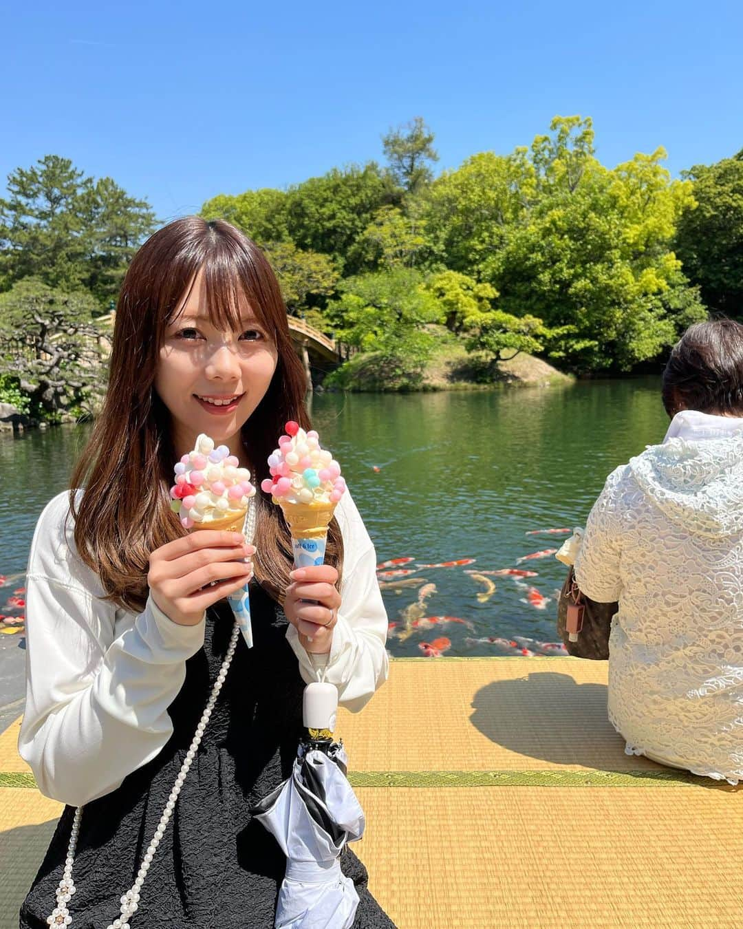 西村季里子さんのインスタグラム写真 - (西村季里子Instagram)「・  庭園や自然がとにかく大好きな 両親を連れて行きたかった 『栗林公園』  もう一日中ここにいたい！ というほど満足してた🤭🌳  文化財庭園では日本最大の広さで お山も入れると東京ドーム16個分の面積！ めちゃくちゃ広くて、午前中ずっといても 半分も回れなかった🫨🫨  お抹茶をいただいたり、 お休み処で軽食食べたり 自然に囲まれた空間が居心地良かった💕  #香川#香川県#香川旅行#香川カフェ  #四国旅行 #四国#四国旅#栗林公園  #おいりソフト#お抹茶#茶道#庭園」5月16日 13時58分 - kiriko_nishimura