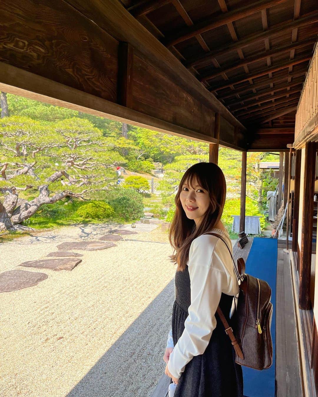 西村季里子さんのインスタグラム写真 - (西村季里子Instagram)「・  庭園や自然がとにかく大好きな 両親を連れて行きたかった 『栗林公園』  もう一日中ここにいたい！ というほど満足してた🤭🌳  文化財庭園では日本最大の広さで お山も入れると東京ドーム16個分の面積！ めちゃくちゃ広くて、午前中ずっといても 半分も回れなかった🫨🫨  お抹茶をいただいたり、 お休み処で軽食食べたり 自然に囲まれた空間が居心地良かった💕  #香川#香川県#香川旅行#香川カフェ  #四国旅行 #四国#四国旅#栗林公園  #おいりソフト#お抹茶#茶道#庭園」5月16日 13時58分 - kiriko_nishimura