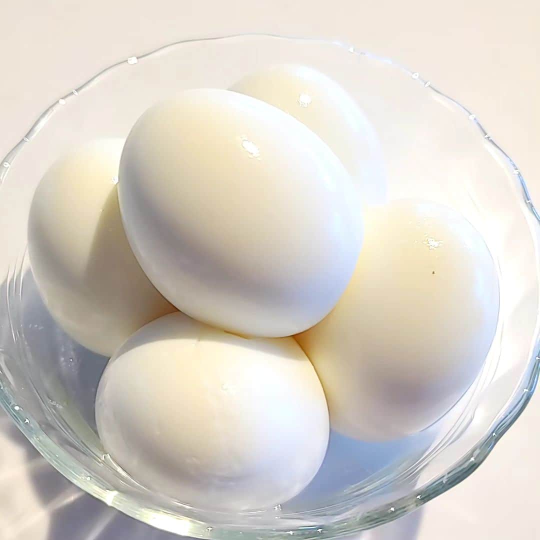 小高亮さんのインスタグラム写真 - (小高亮Instagram)「ゆで卵がキレイに出来ると嬉しい。  沸騰したお湯に6分30秒でベストの半熟に。 茹で上がったらすぐに氷水に浸けると剥きやすい。  #ゆで卵」5月16日 14時00分 - odaka_p