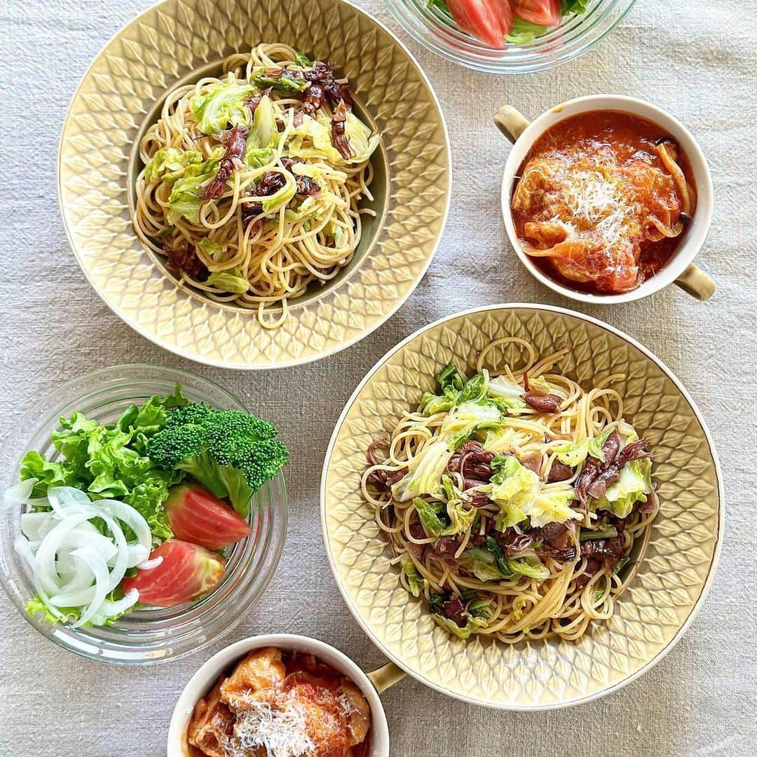 Atsukoのインスタグラム：「今日のランチ 2023.05.16  春キャベツと蛍烏賊のパスタ⇒簡単レシピあり チキンのトマト煮 サラダ  蛍烏賊のパスタはやはり美味しい♡ 下処理した蛍烏賊をたっぷり使います！  簡単レシピ😋  ①ニンニクはみじん切りに。 ②春キャベツは1口大に切る。 ③パスタは時間通りに茹でる。 ④フライパンに①と輪切り唐辛子を入れオリーブ油でじっくり炒める。 ⑤春キャベツを入れ、茹で上がったパスタとゆで汁少し、蛍烏賊を入れさらに炒める。 ⑥バターと麺つゆで味付けしたら出来上がり✨  材料はだいたいですが、  キャベツ3.4枚 ニンニク1かけ 蛍烏賊 100gくらい パスタ2人前 バターと麺つゆはテキトーに味見しながら入れてます。  作ってみてねん🙌」