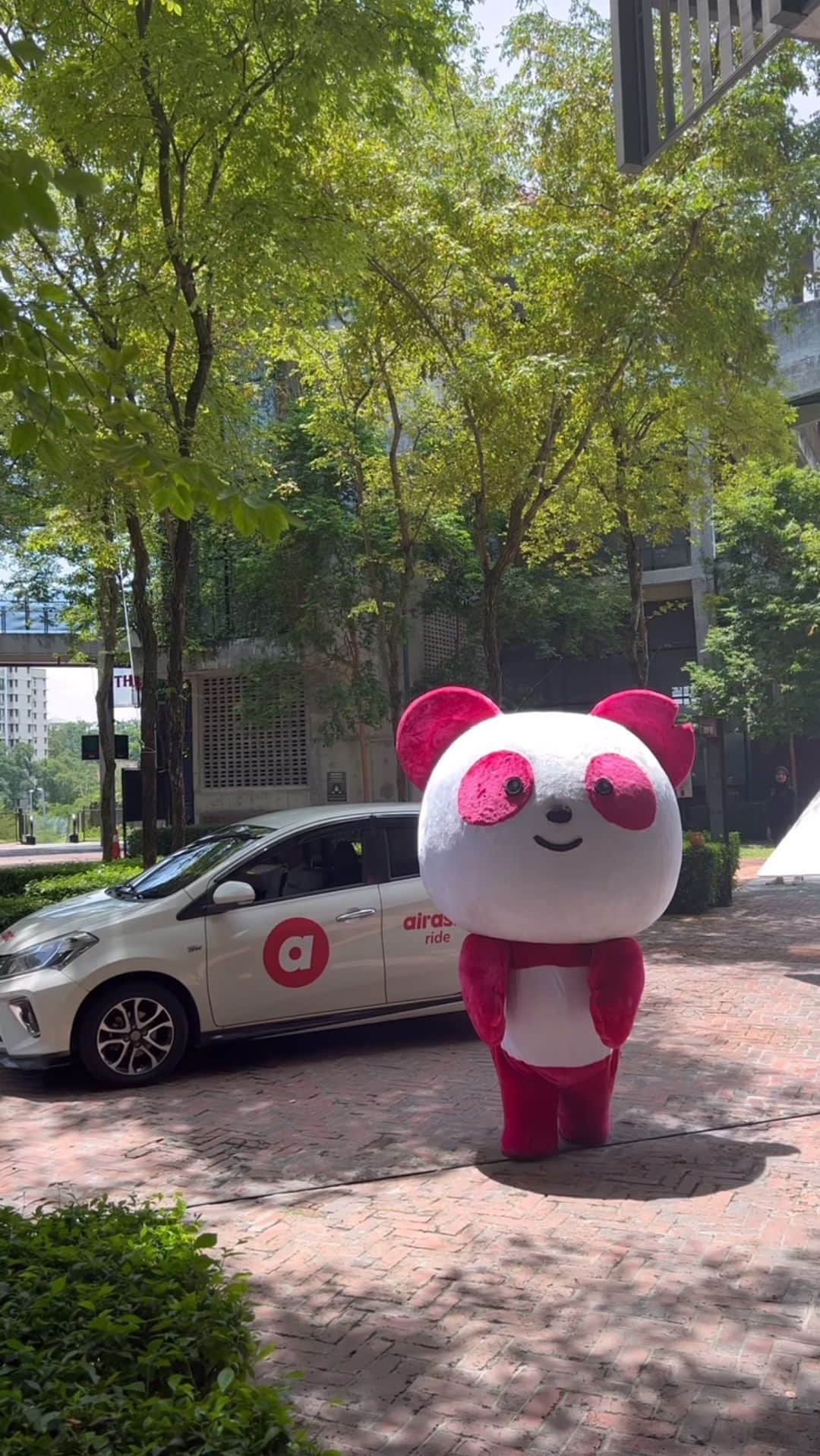 エアアジアのインスタグラム：「In line with our recent collaboration with @foodpandamy , here’s a quick #BTS of the partnership video shoot with Pau-Pau taking an airasia ride! 🐼💗✨」