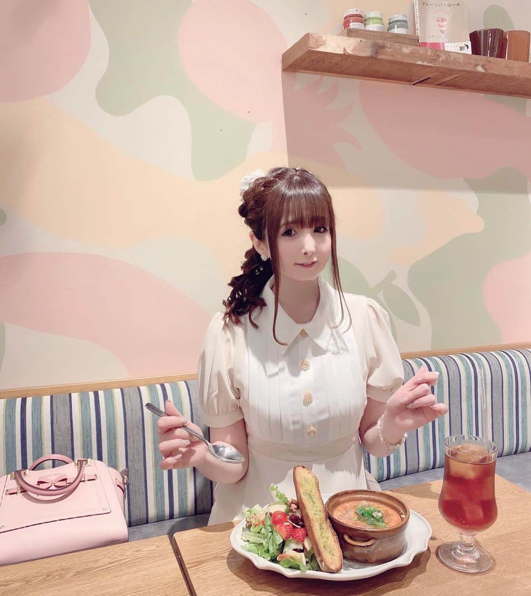 伊藤芽衣のインスタグラム：「東京に 帰ってきてからは、 ⁡ たまっていた 日常の業務に加えて♡ 打ち合わせがたてこんでいます…！ ⁡ はじめての 大阪遠征は、 Kawaii☆Starsの 8年の歴史の中でも 一大ニュースだったけれど。 ⁡ 2023年は、 まだまだ駆け抜ける予定です♡ ⁡ Kawaii☆Starsらしいこと♡ Kawaii☆Starsだからできること♡ ⁡ Kawaii☆Starsを 好きでいてくださるみなさまに、 ⁡ これから先も つねに 新しいチャレンジを 続けて ⁡ わくわくを共有していけたら いいな♡と思っています！ ⁡ 店舗で めいちに会えなくなったと メッセージをいただくのは とても心苦しいのですが🥺 ⁡ チャレンジを続けているのだなと 楽しみにしてもらえたら うれしいです♡ ⁡ 画像は、 大切な打ち合わせの前の 腹ごしらえです笑 ⁡ 打ち合わせがある日は、 上品で清楚なコーデを 意識しています♡ ⁡ Án MILLEさんの @anmille.official  ワンピースです♡」