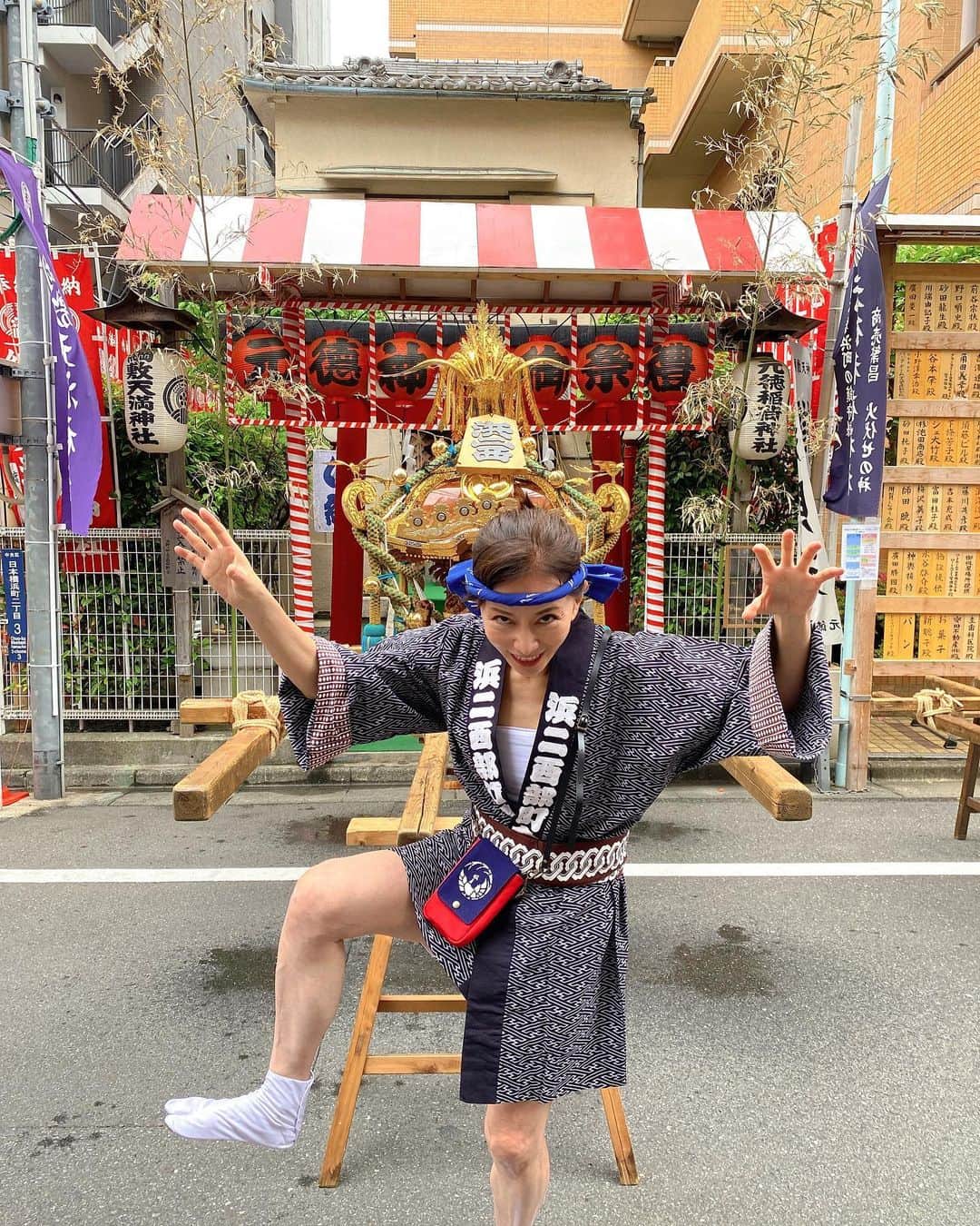 佐伯紅緒さんのインスタグラム写真 - (佐伯紅緒Instagram)「神田祭り初参加。  コロナで実に4年ぶりの開催だそうで、そのお神輿担ぎのお手伝いのお誘いを受けたときには、私なんかで頭数になるのだろうか、いやそれより果たして私は生きて帰れるのだろうか、とそれはもう直前まで不安で不安でいっぱいでした。  なぜなら、品川神社のお祭りの常連さんから、  「お神輿担ぎは指が飛ぶよー、でも門前町は指が飛んでも拾えばすぐくっつけてくれる医者がいるから大丈夫💕」  というお話を聞いていたからです。  ですが、お神輿を仕切ってくださるプロの方々のおかげで、どうにか指は10本揃ったまま無事に終えることができました。  グルーヴ感ハンパなかったです。  あと脳内から何か出るのか、こりゃアンチエイジングに最高だわ、という強い実感がありました。  ご近所のお祭りに参加できる方はぜひ。  #神田祭 #神田明神 #お神輿」5月16日 14時17分 - beniosaeki