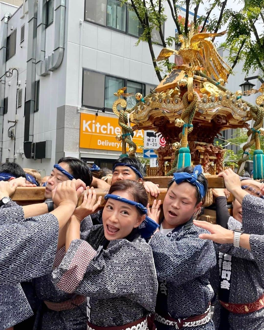 佐伯紅緒さんのインスタグラム写真 - (佐伯紅緒Instagram)「神田祭り初参加。  コロナで実に4年ぶりの開催だそうで、そのお神輿担ぎのお手伝いのお誘いを受けたときには、私なんかで頭数になるのだろうか、いやそれより果たして私は生きて帰れるのだろうか、とそれはもう直前まで不安で不安でいっぱいでした。  なぜなら、品川神社のお祭りの常連さんから、  「お神輿担ぎは指が飛ぶよー、でも門前町は指が飛んでも拾えばすぐくっつけてくれる医者がいるから大丈夫💕」  というお話を聞いていたからです。  ですが、お神輿を仕切ってくださるプロの方々のおかげで、どうにか指は10本揃ったまま無事に終えることができました。  グルーヴ感ハンパなかったです。  あと脳内から何か出るのか、こりゃアンチエイジングに最高だわ、という強い実感がありました。  ご近所のお祭りに参加できる方はぜひ。  #神田祭 #神田明神 #お神輿」5月16日 14時17分 - beniosaeki