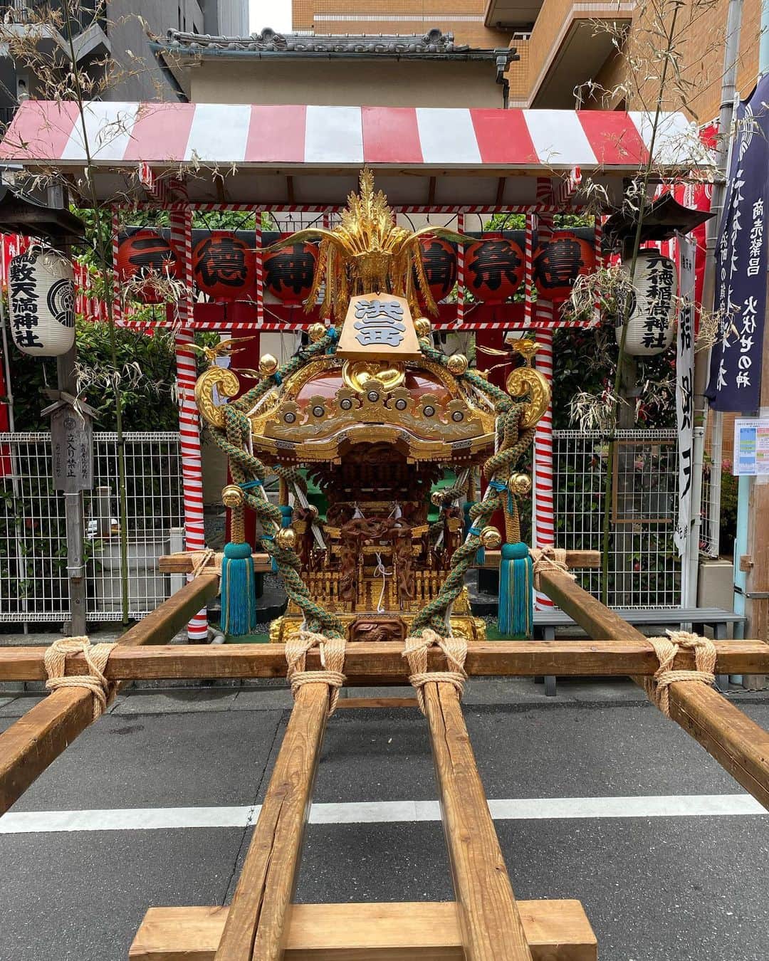 佐伯紅緒さんのインスタグラム写真 - (佐伯紅緒Instagram)「神田祭り初参加。  コロナで実に4年ぶりの開催だそうで、そのお神輿担ぎのお手伝いのお誘いを受けたときには、私なんかで頭数になるのだろうか、いやそれより果たして私は生きて帰れるのだろうか、とそれはもう直前まで不安で不安でいっぱいでした。  なぜなら、品川神社のお祭りの常連さんから、  「お神輿担ぎは指が飛ぶよー、でも門前町は指が飛んでも拾えばすぐくっつけてくれる医者がいるから大丈夫💕」  というお話を聞いていたからです。  ですが、お神輿を仕切ってくださるプロの方々のおかげで、どうにか指は10本揃ったまま無事に終えることができました。  グルーヴ感ハンパなかったです。  あと脳内から何か出るのか、こりゃアンチエイジングに最高だわ、という強い実感がありました。  ご近所のお祭りに参加できる方はぜひ。  #神田祭 #神田明神 #お神輿」5月16日 14時17分 - beniosaeki