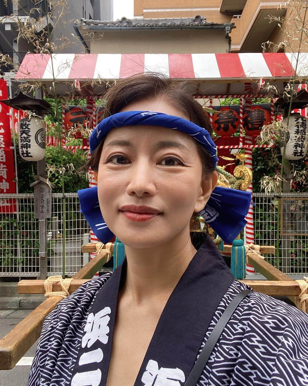 佐伯紅緒さんのインスタグラム写真 - (佐伯紅緒Instagram)「神田祭り初参加。  コロナで実に4年ぶりの開催だそうで、そのお神輿担ぎのお手伝いのお誘いを受けたときには、私なんかで頭数になるのだろうか、いやそれより果たして私は生きて帰れるのだろうか、とそれはもう直前まで不安で不安でいっぱいでした。  なぜなら、品川神社のお祭りの常連さんから、  「お神輿担ぎは指が飛ぶよー、でも門前町は指が飛んでも拾えばすぐくっつけてくれる医者がいるから大丈夫💕」  というお話を聞いていたからです。  ですが、お神輿を仕切ってくださるプロの方々のおかげで、どうにか指は10本揃ったまま無事に終えることができました。  グルーヴ感ハンパなかったです。  あと脳内から何か出るのか、こりゃアンチエイジングに最高だわ、という強い実感がありました。  ご近所のお祭りに参加できる方はぜひ。  #神田祭 #神田明神 #お神輿」5月16日 14時17分 - beniosaeki