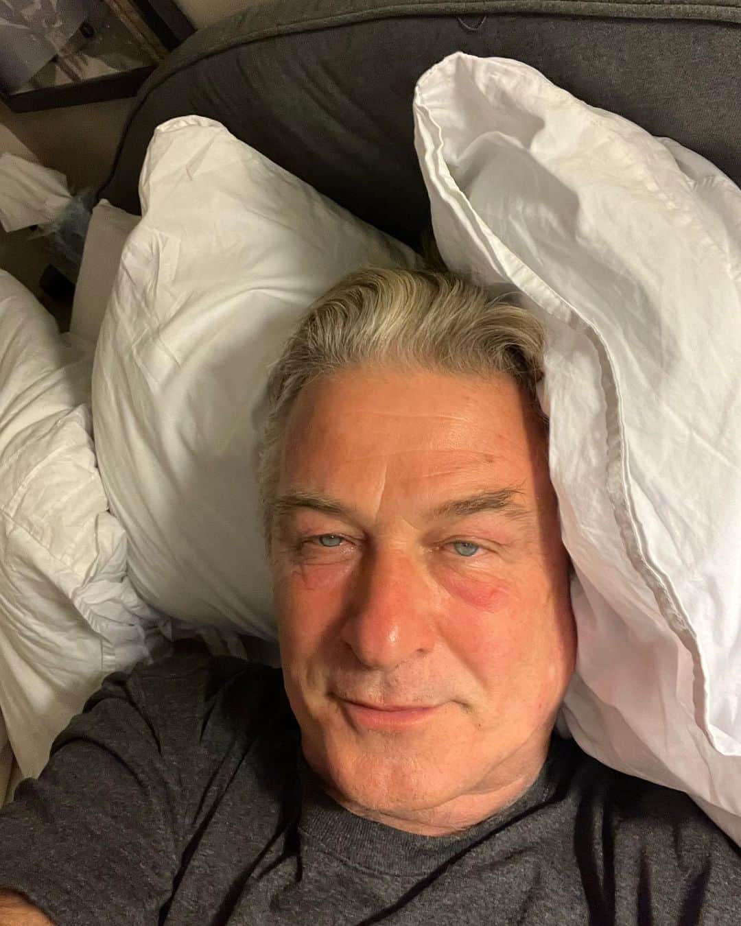 アレック・ボールドウィンのインスタグラム：「God, it felt good to shave off that beard…」
