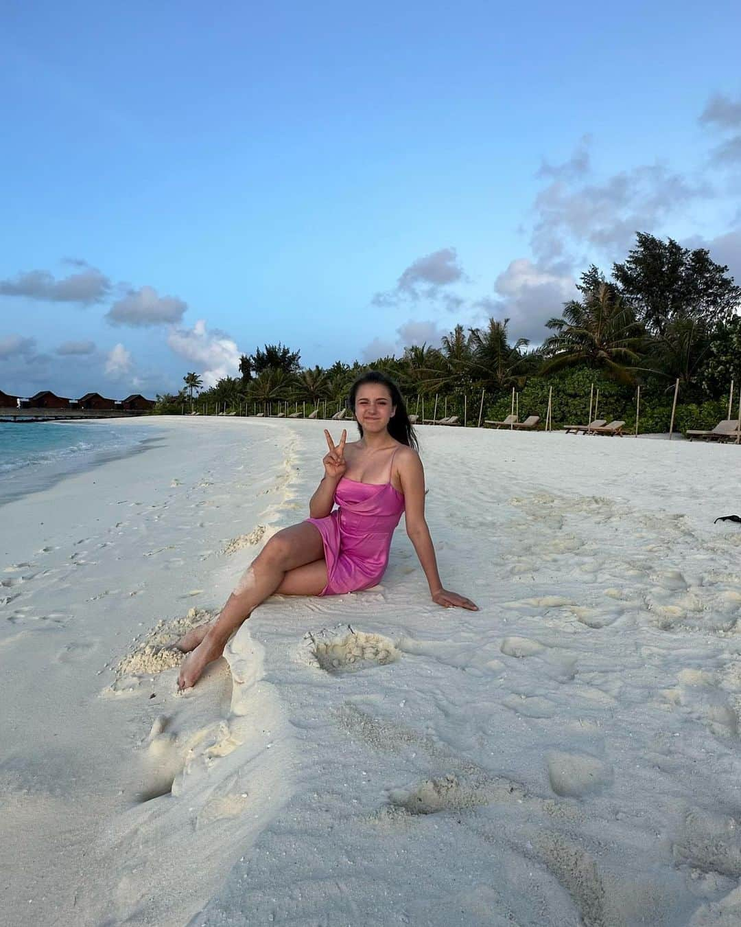 カミラ・ワリエワのインスタグラム：「Pink mood 💕  @grandparkkodhipparu  @maldivianacom   #grandparkkodhipparu #maldiviana #pink #dress #pinkdress #sea #kamilavalieva #sunset #figureskating #закат #розовоеплатье」