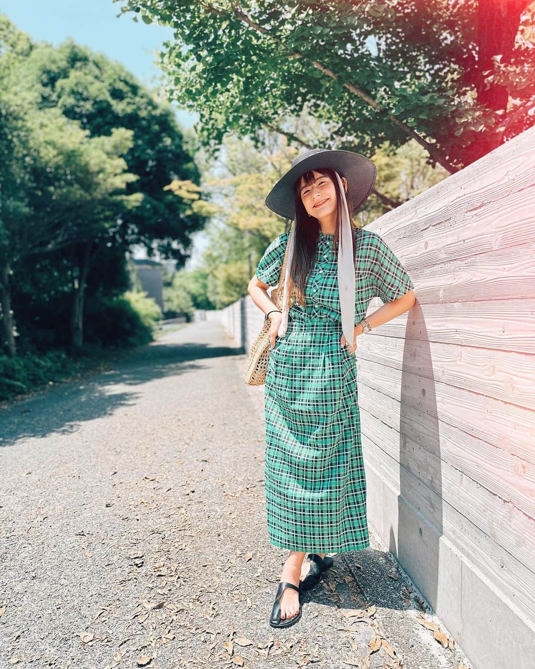 スザンヌさんのインスタグラム写真 - (スザンヌInstagram)「急に夏来た😳🌈？？ 晴れ晴れ天気な嬉しい日は 届いたばかりの（みんなのとこにも来てるかな🥺？） ラブアンドピース❤️✌️ @hacohaco8585 コラボセットアップを💚 グリーンチェックやっぱり可愛いぃ （自画自賛。笑）あと元気もでる！💪  スカートはポケット付きでお腹周りはゴムってとこもわたし的嬉しポイント♡ わたしは166㌢でM size着てます🙋‍♀️  今日の20時05分からは @hacohaco8585 ✖️ @i_am_takahashi のインスタライブ🥰 （もちろん愛ちゃんのもゲット済み🙆‍♀️）  明日5.17の20時05分からは @hacohaco8585 ✖️ わたし @suzanneeee1028 のインスタライブでコラボアイテム紹介するよ❤️✌️コメントお待ちしてます♡」5月16日 14時29分 - suzanneeee1028