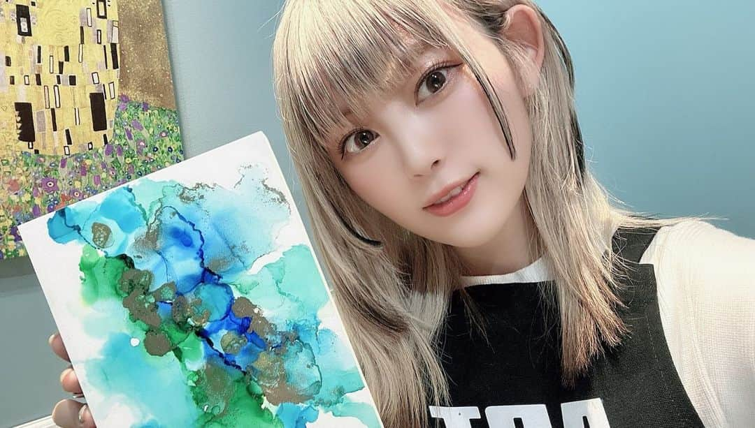 美木優希奈のインスタグラム：「・ 5月14日は母の日🤱  毎年何をプレゼントしようかすごく悩む！笑  今年はお母さんと一緒に何か思い出作りしたいなーと思い初めてのアルコールインクアート体験に🎨  @ART AND CAFE 下北沢 という場所です！  芸術センス0な私が大丈夫かなーと不安だったけど、丁寧に教えていただきなんとか完成！  DJブースとかもあり、素敵な音楽を聴きながら、 さらに美味しいお酒を飲みながら楽しめちゃうというとっても素敵な場所でした！ 私は赤ワインを🍷  めっちゃ楽しかったー！！ ・  PR @art_and_cafe_tokyo #artandcafetokyo #アート体験東京 #ワークショップ東京 #アルコールインクアート体験 #フルイドアート」