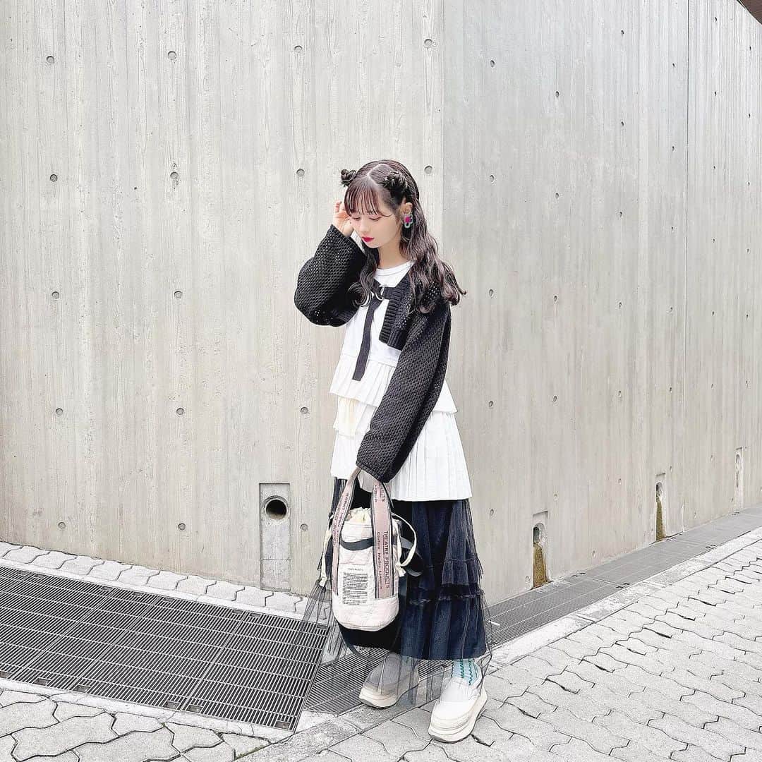 近藤沙瑛子のインスタグラム：「おはよう〜(昼) こないだの公開収録のときの私服衣装🐼  #私服  #今日のコーデ #今日の服 #アイドル #衣装 #へああれんじ #ハーフツイン #お団子アレンジ」