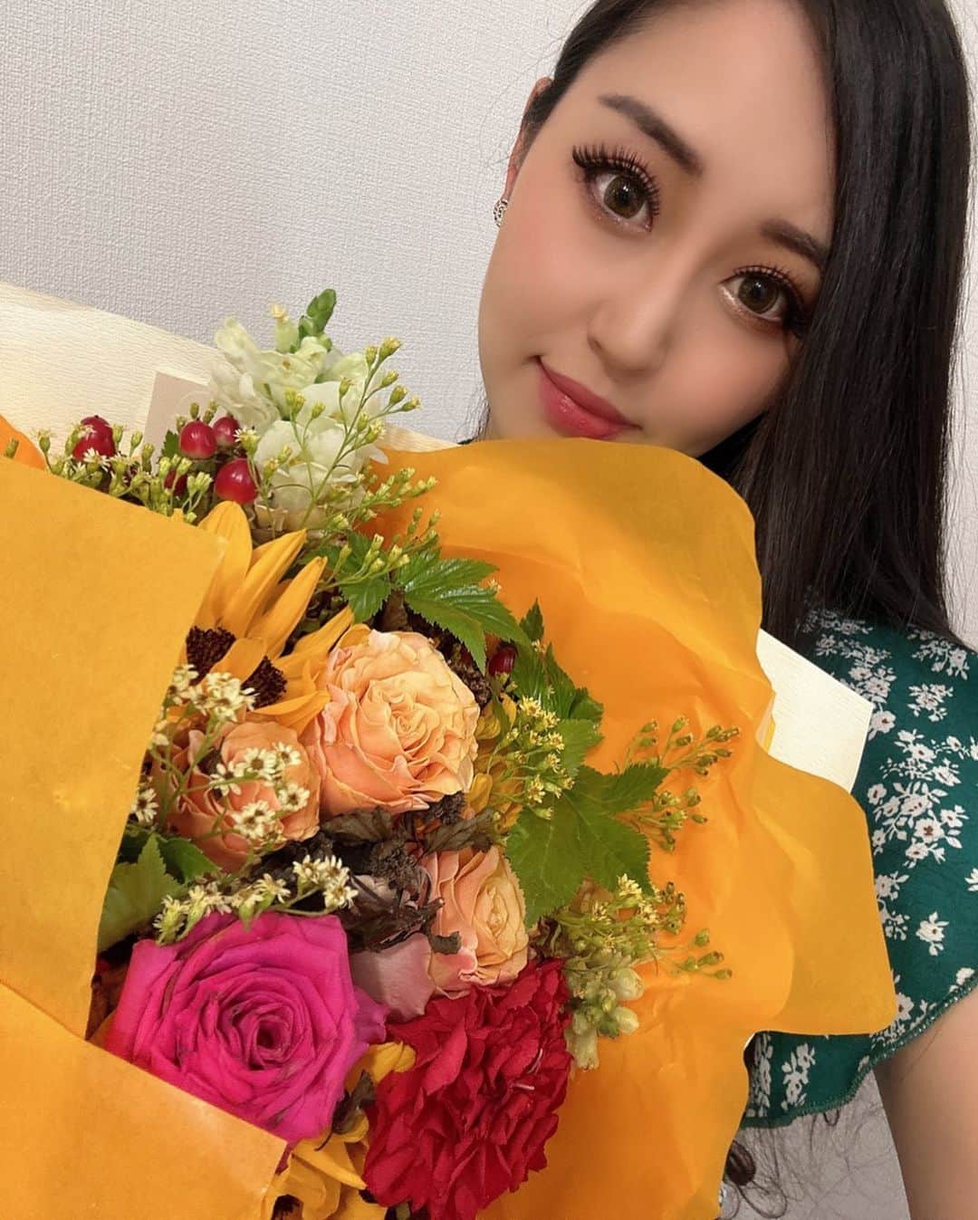 岩上愛美のインスタグラム：「素敵な花束をいただきました💐 でも28歳になった実感がまだありません😂 いい年にするぞ！  #flower #birthdayflowers #lovely #💐」