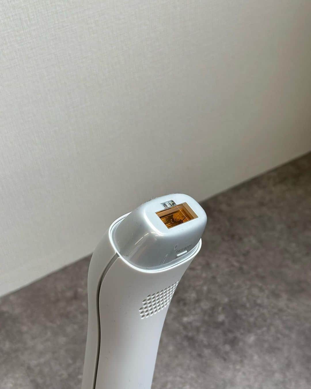 鈴木詩織さんのインスタグラム写真 - (鈴木詩織Instagram)「夏に向けての...✨  Panasonic Beautyから新しく発売された光エステが【スムースエピ】と名前も新しくなって発売！ 段々と肌の露出が増えてきたので今からムダ毛ケアはしたいところ🙆🏻‍♀️  スムースエピは新搭載の冷却システム×IPL照射方式というサロンさながらの技術を導入しているので、お家で本格的なケアができるのが魅力♡ 高出力でも冷却機能があるので痛いような刺激も少なく、気軽にできるのもまたいいなと🥹  ささっとできるので、残ってしまったムダ毛や気になる部分だけできるのでこれからの季節に向けてケアしていきたい🫣  ⁡  #パナソニックビューティ#テクノロジーで確かな効果を#美容家電 #パナソニックビューティ社外美容部#光エステ#スムースエピ#ムダ毛ケアゾンビ#ムダ毛」5月16日 14時38分 - shiorin0802suzuki