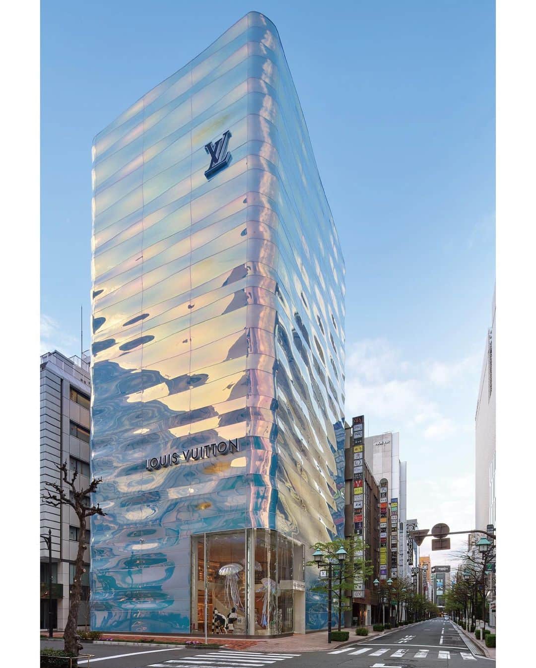 ELLE DECOR JAPANさんのインスタグラム写真 - (ELLE DECOR JAPANInstagram)「銀座や表参道でショッピングを楽しみながら、スター建築家やインテリアデザイナーが趣向を凝らした建築やデザインにも注目してみよう！  1...銀座メゾンエルメス（設計：レンゾ・ピアノ） イタリアの工房で特別に作られたガラスのブロック、約1万5000個を積み上げて作られている。夜になると建物全体が美しい輝きを放つ建物は、ピアノが日本の行燈から着想を得たものだそう。  2...ディオール 表参道（設計：SANAA） 頂上にムッシュ ディオールが幸運のお守りとして愛した「ラッキースター」を冠したエレガントなガラスの建物。インスピレーションソースは、ジョン・ガリアーノがデザインしたオートクチュールのドレスなのだとか。  3...ルイ・ヴィトン 銀座並木通り店（設計：青木淳、内装：ピーター・マリノ） 一際目を引くオパール色に輝く建物は、波打つガラスに周囲の景色を映し、通りを行き交う人々を魅了している。そのインスピレーション源となったのは、クロード・モネの《ラ・グルヌイエール》の水面。  4...プラダ 青山店（設計：ヘルツォーク&ド・ムーロン） ヘルツォーク&ド・ムーロンが更地から手がけたビルとしては初めての作品で、外観装飾でもある格子状のフレームは構造も兼ねるなど、高度な建築技術が凝縮されている。  5...カルティエ 銀座ブティック（設計：シルヴァン・デュビュイッソン、内装：ブルーノ・モワナ） ファサードの上部は、日本の障子の組子からインスパイアされた長方形のモチーフで、外観全体を眺めると「杉の木」を連想させるような構造になっている。  6...ロロ・ピアーナ銀座店（設計：青木淳） 中央通りに面した波打つようなファサードは、青木淳がブランドの生地に触れたときの、柔らかな感触を視覚的に表現したもの。建物よりも30mほど高く、空中に舞い上がる軽やかなファブリックのよう。  Text : @sanae_sato_ @sanae_sato_works   #銀座メゾンエルメス #エルメス #HERMES  #RenzoPiano #レンゾピアノ #ルイヴィトン銀座並木通り店 #ルイヴィトン #LV #青木淳 #ピーターマリノ #PeterMarino #SANAA #ディオール表参道 #ディオール #Dior #プラダ青山店 #プラダ #PRADA #ロロピアーナ銀座店 #LoroPiana #ロロピアーナ #カルティエ銀座ブティック #Cartier #SylvainDubuisson #herzogdemeuronarchitects #東京建築 #東京建築巡り」5月16日 19時05分 - elledecorjapan