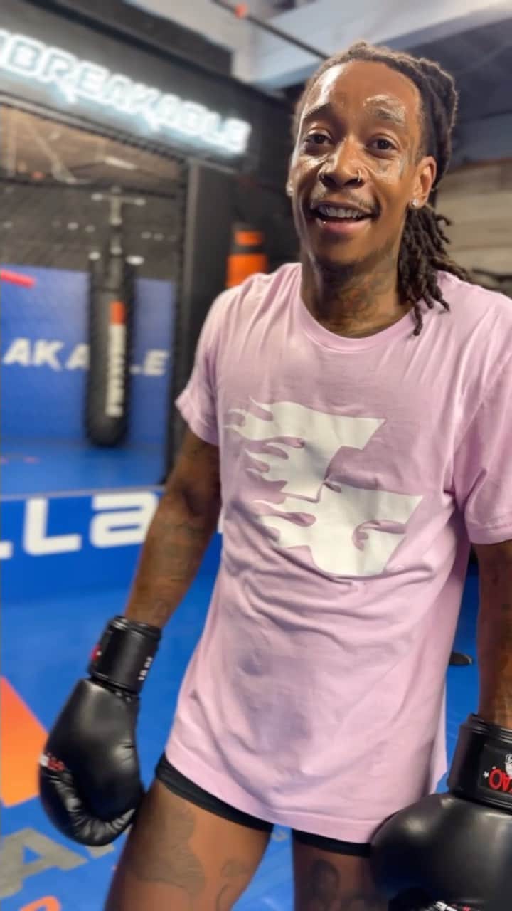 ウィズ・カリファのインスタグラム：「STAY SHARP  STILL TRIPPIN😎🤞🏽☮️🍄🫵🏽💜✌🏾🤘🏽」