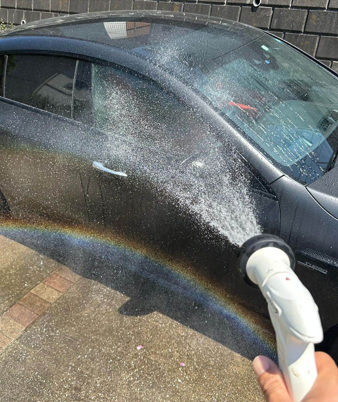 谷口信輝さんのインスタグラム写真 - (谷口信輝Instagram)「ペルシードの洗車グッズは、全部が優しい。 車も気持ち良がってる。  #pellucid #洗車 #車を綺麗にすると気持ちいい #車が喜ぶ洗車グッズを #ホイルは内リムまで洗うタイプです」5月16日 14時51分 - nobuterutaniguchi