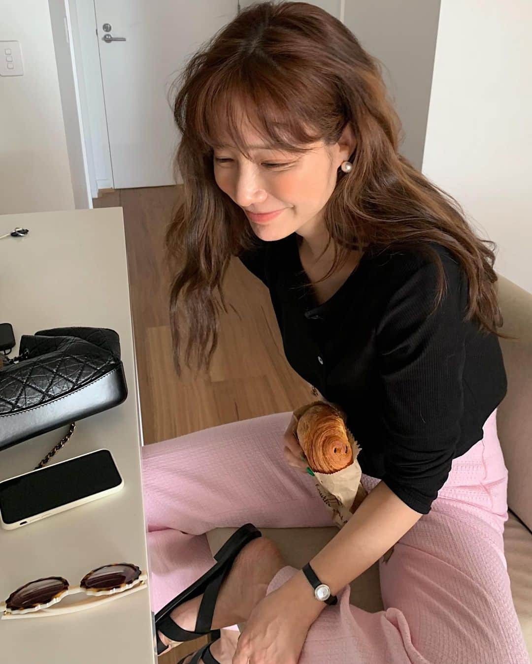 nanaのインスタグラム：「귀여미 짧은  나흐나흐 미니 카디건 티셔츠 는 내일 업뎃되옵니다🤍 참으로 고운 핑크 팬츠는 나흐나흐”브루클린”팬츠란 이름으로 업뎃되었지요💗  @ribbontie_official」