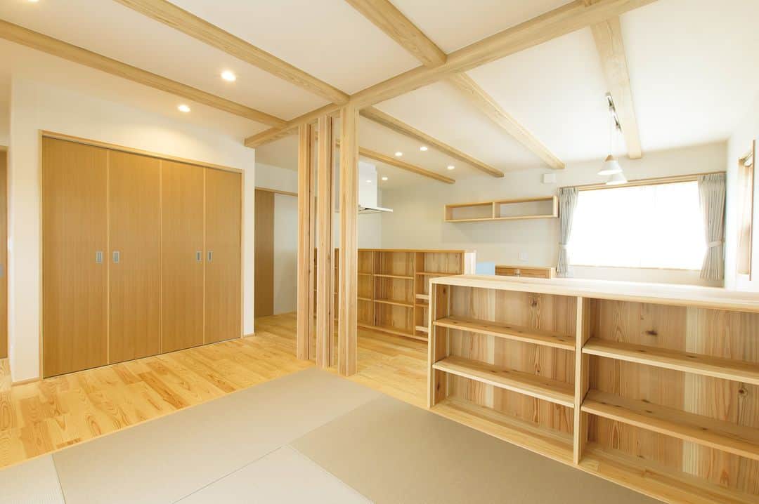 ミヤワキホームさんのインスタグラム写真 - (ミヤワキホームInstagram)「お打合せの際に、お客様がごろっとくつろげる場所が欲しいとのご要望があり畳スペースを作りました。  また、日常遣いの小物や本が多くあるとのことで、造り付けの家具を置きました。  床：あづみの松  壁・天井：和紙  畳：和紙畳(灰桜色)  －－－－－－－－－－－－－－－－－－－－－－－ 他の施工事例はこちらから ➭➭➭ @miyawakihome #家づくり に役立つ情報を定期的に更新中 －－－－－－－－－－－－－－－－－－－－－－－ #畳スペース #畳コーナー #畳リビング #くつろぎ空間 #和紙畳 #灰桜色 #造作棚 #造作収納 #心地よい空間 #家づくりアイディア #失敗しない家づくり #後悔しない家づくり #収納アイディア #間取りの工夫 #自然素材の家 #無垢 #無垢材 #新築 #マイホーム #工務店がつくる家 #リフォーム #リノベーション #高岡工務店 #富山注文住宅 #高岡注文住宅 #高岡市 #木の家 #ミヤワキ建設 #ミヤワキホーム」5月16日 15時00分 - miyawakihome