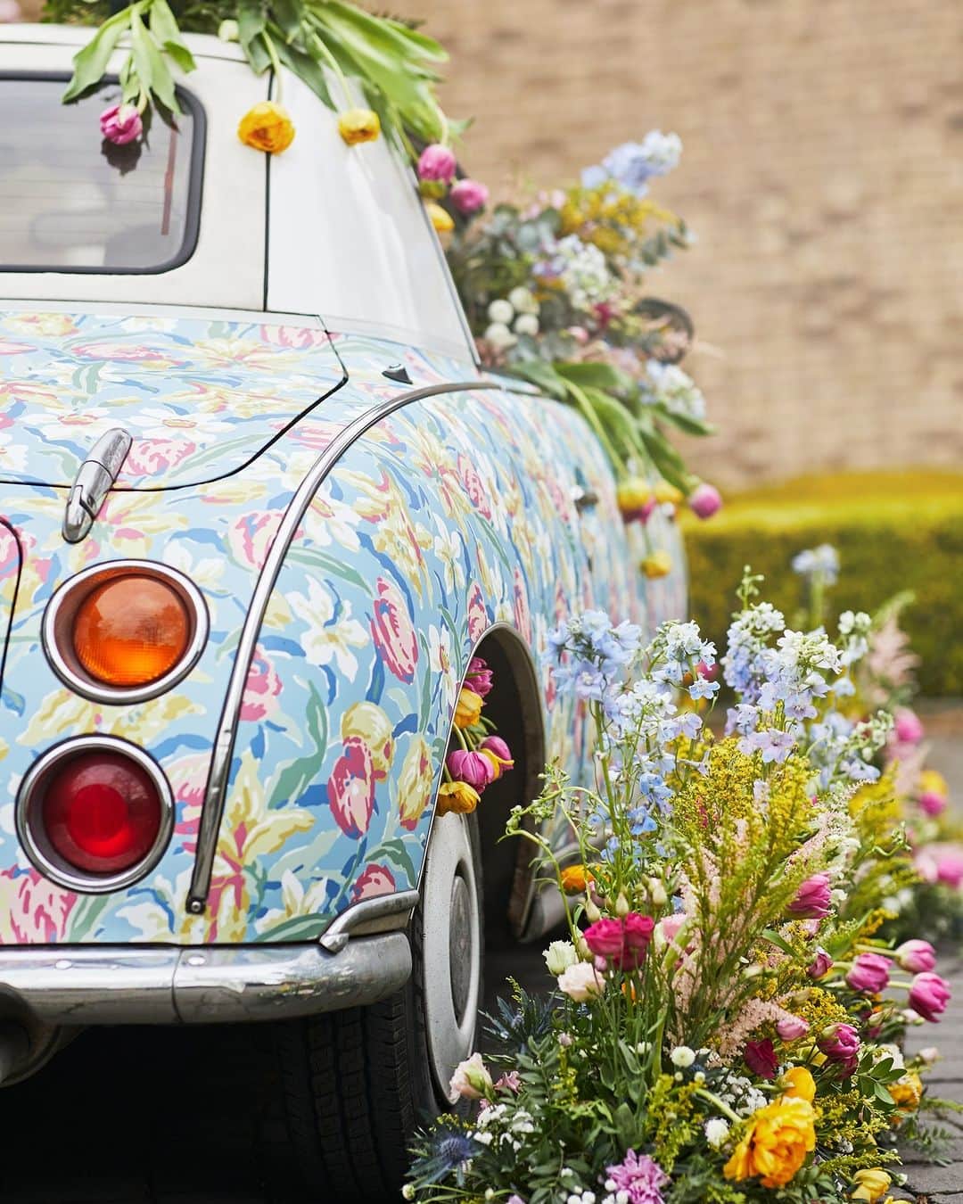 ローラアシュレイのインスタグラム：「Less than a week left until the @rhs Chelsea Flower Show!  Who's excited to see our ultimate floral-filled stand and meet the Laura Ashley team?  #RHSChelsea」