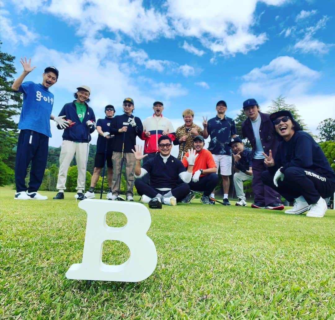 窪塚洋介のインスタグラム：「渦巻くコンペ vol.3  アテクソは今年19回目の⛳️。 もはやラウンドが練習w  己と向き合い、仲間と向き合う"ゴルフ"。 今年もハマり確定😆  最高の季節からだんだんと修行の季節へ 移行する頃。 2年目の今年🤍80台を目指す🏌️」