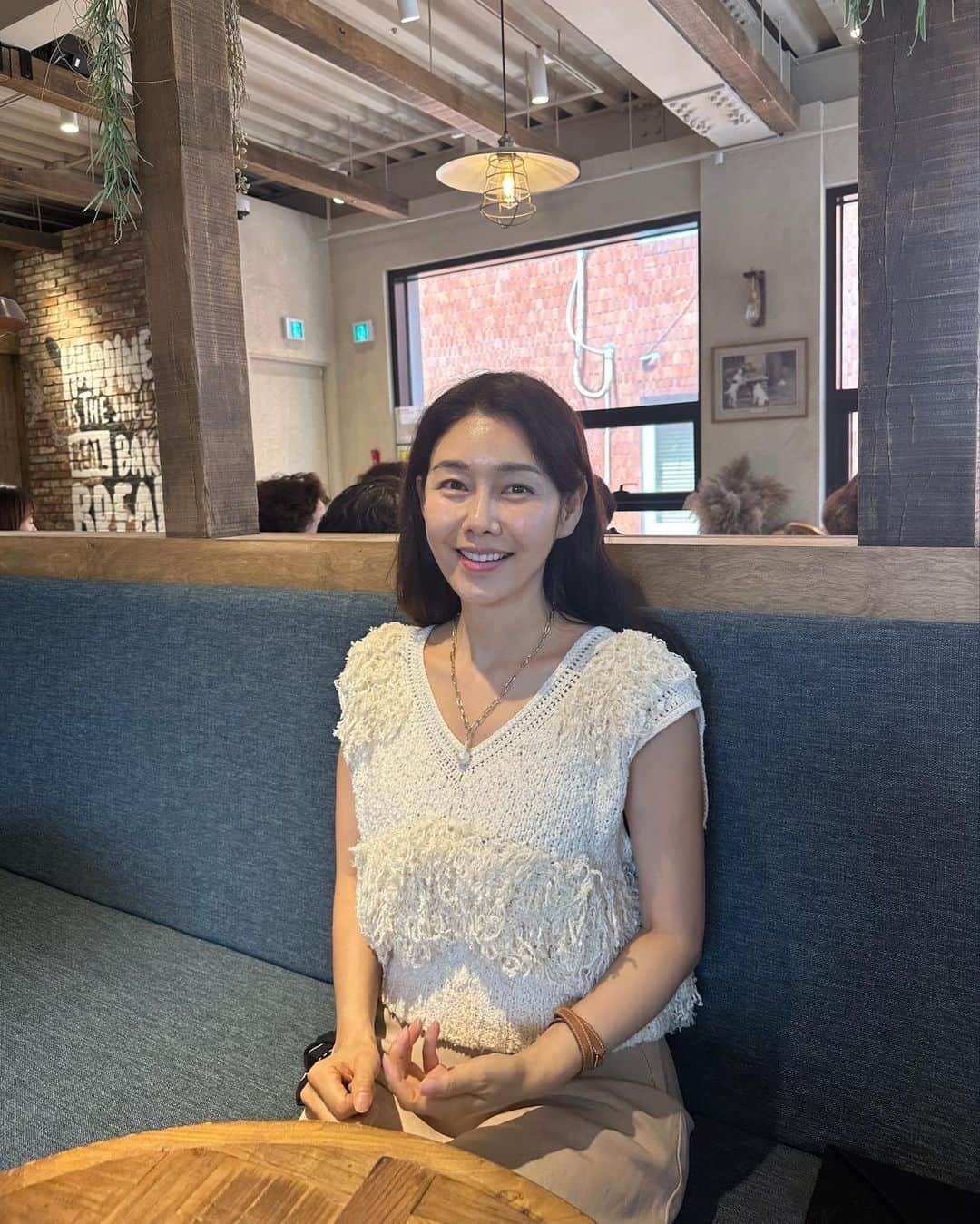 パク・タミのインスタグラム：「- 오늘은 내 사진 하나 올리고 싶네요. 날이 너무 좋아서요~^^ 딱... 어디 가서 숨만 쉬다 오고 싶을만큼.. 날이 좋고.  근 일주일은 정말 세수만 겨우 하고 다닐만큼 바빴어서 또 만나는 사람들도 없었어서 내 사진도 없었는데~ 동네 동생이 하나 찍어줘서.. 비록 손은 말려있지만 ㅋ 맘에 드네요~ ㅎㅎ  병원가면 나쁜 증상 하나씩 듣고 오는 나이가 되었는지.. 이번엔.. 콜레스테롤이 조금.. 오... 올라갔다고... 흠... 그래서 양심상 풀떼기에 아보카도 오픈 샌드위치를 먹고, 햇살을 좀 마셔봤어요. 좋아요 너무~  갑자기 연락해도 만날 수 있는 동네 이웃이 있어 참 좋다는  생각이 드는 5월의 중간 지점에서, 하루하루 따뜻하게 살고싶다.. 라는 생각과 바램도 가져봅니다.」